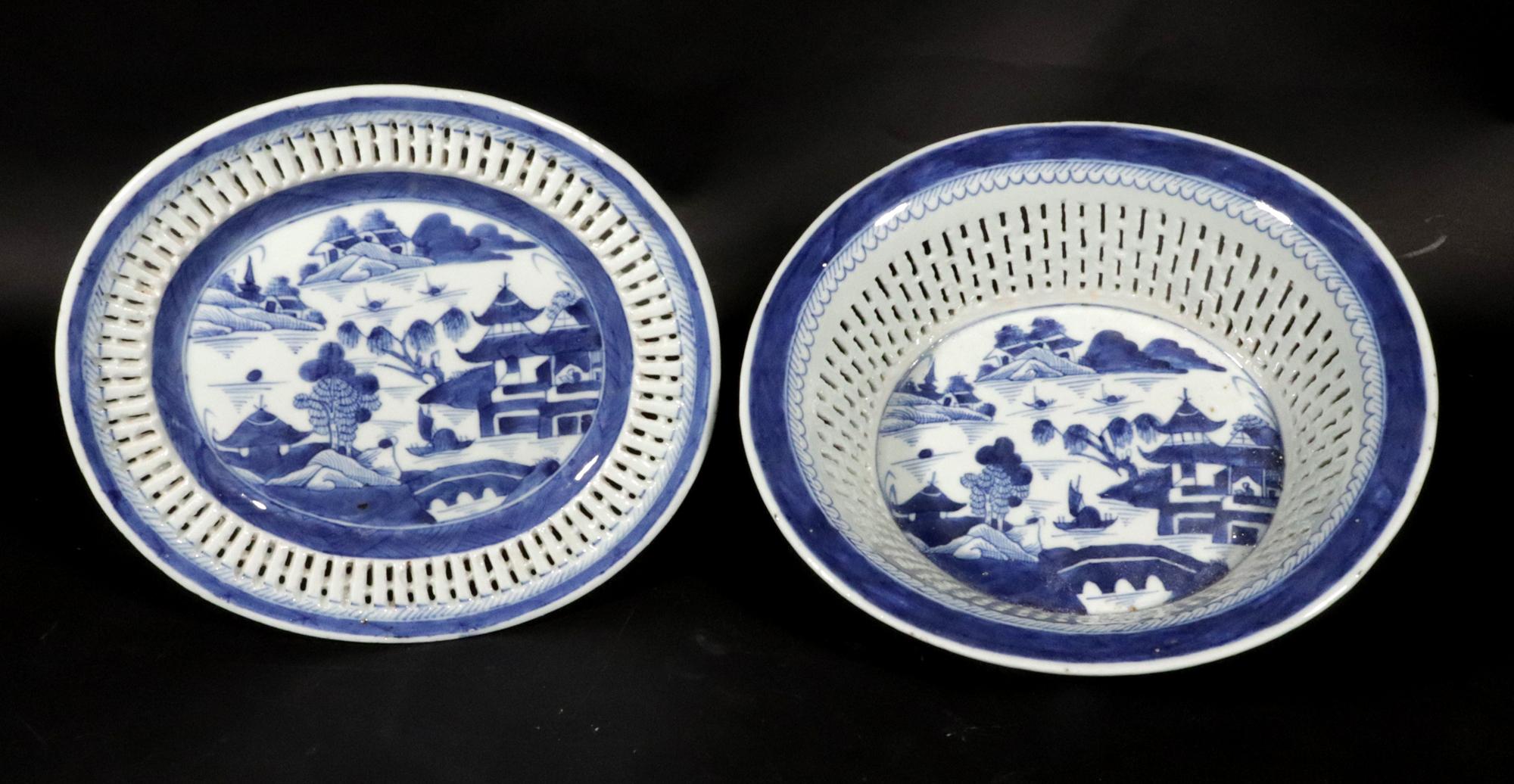 Chinese Export Canton Blue & White Chestnut Basket & Stand In Good Condition For Sale In Downingtown, PA