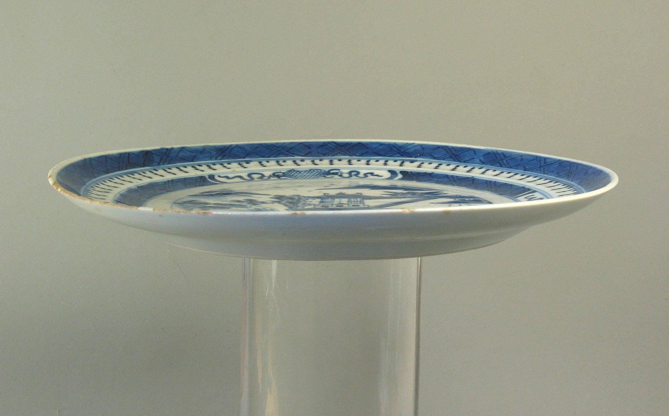 Chinese Export Canton Blue and White Plate, circa 1820 In Good Condition For Sale In Ottawa, Ontario