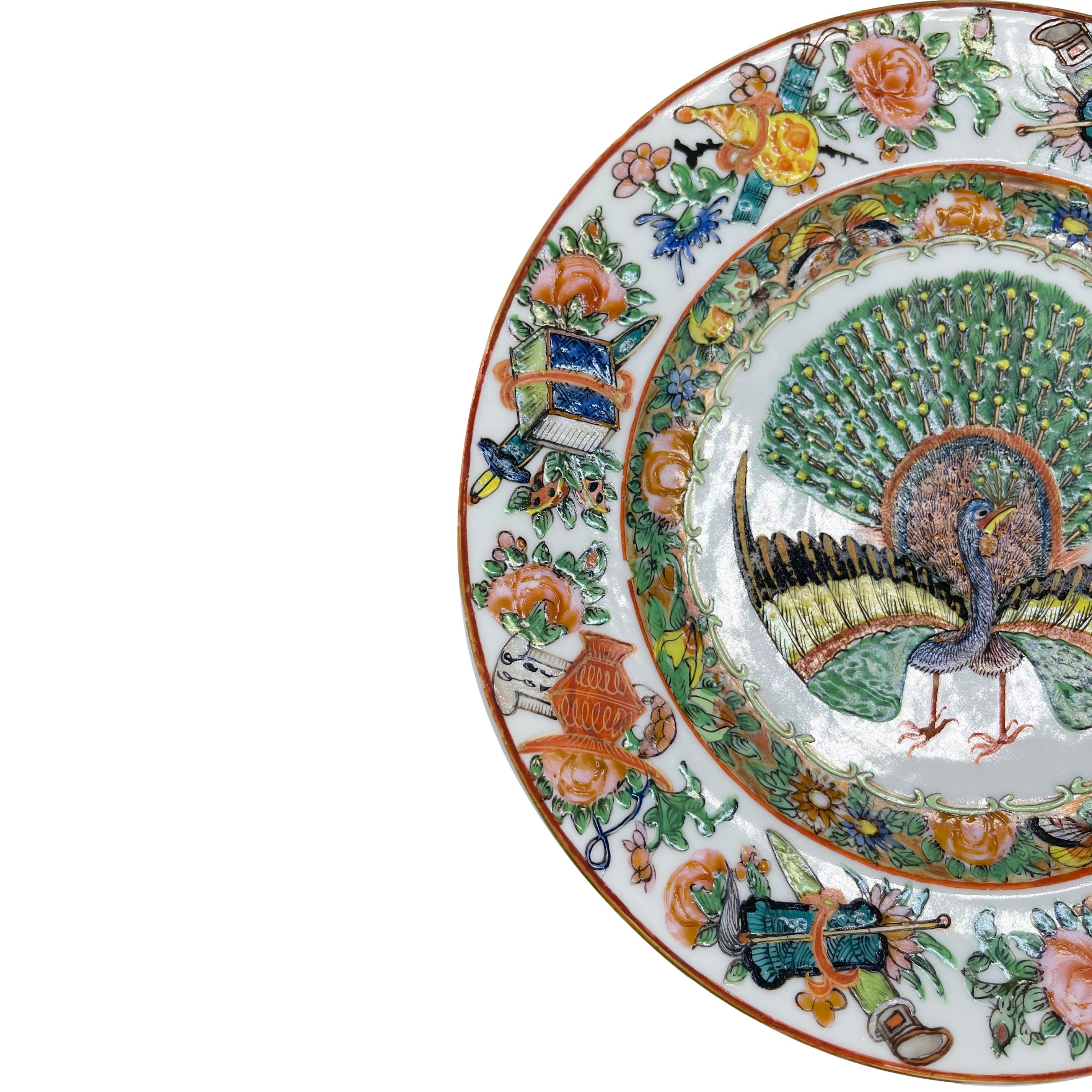 Polychromé Assiette Famille Rose d'exportation chinoise de Canton avec rare paon central, vers 1865 en vente