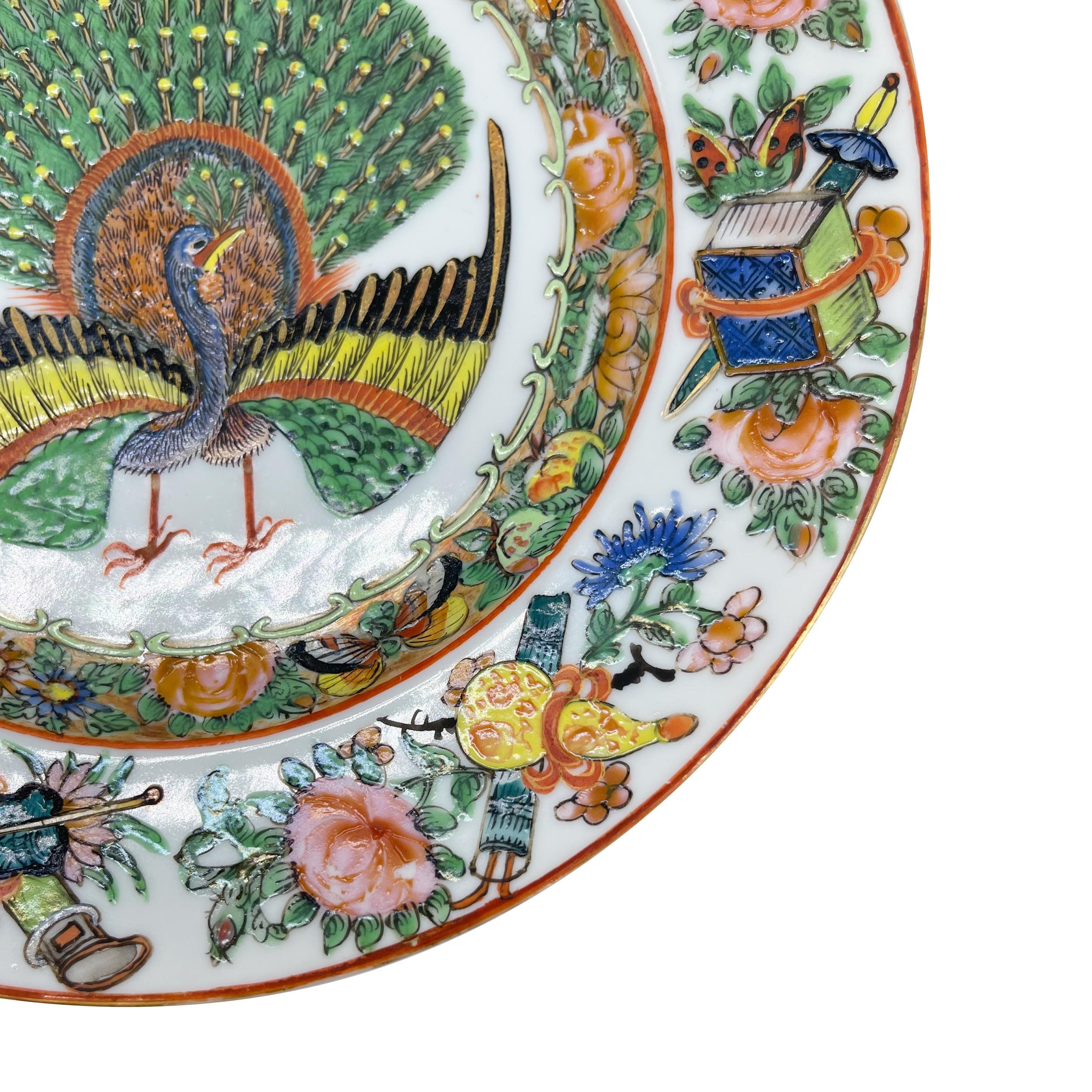 Émail Assiette Famille Rose d'exportation chinoise de Canton avec rare paon central, vers 1865 en vente