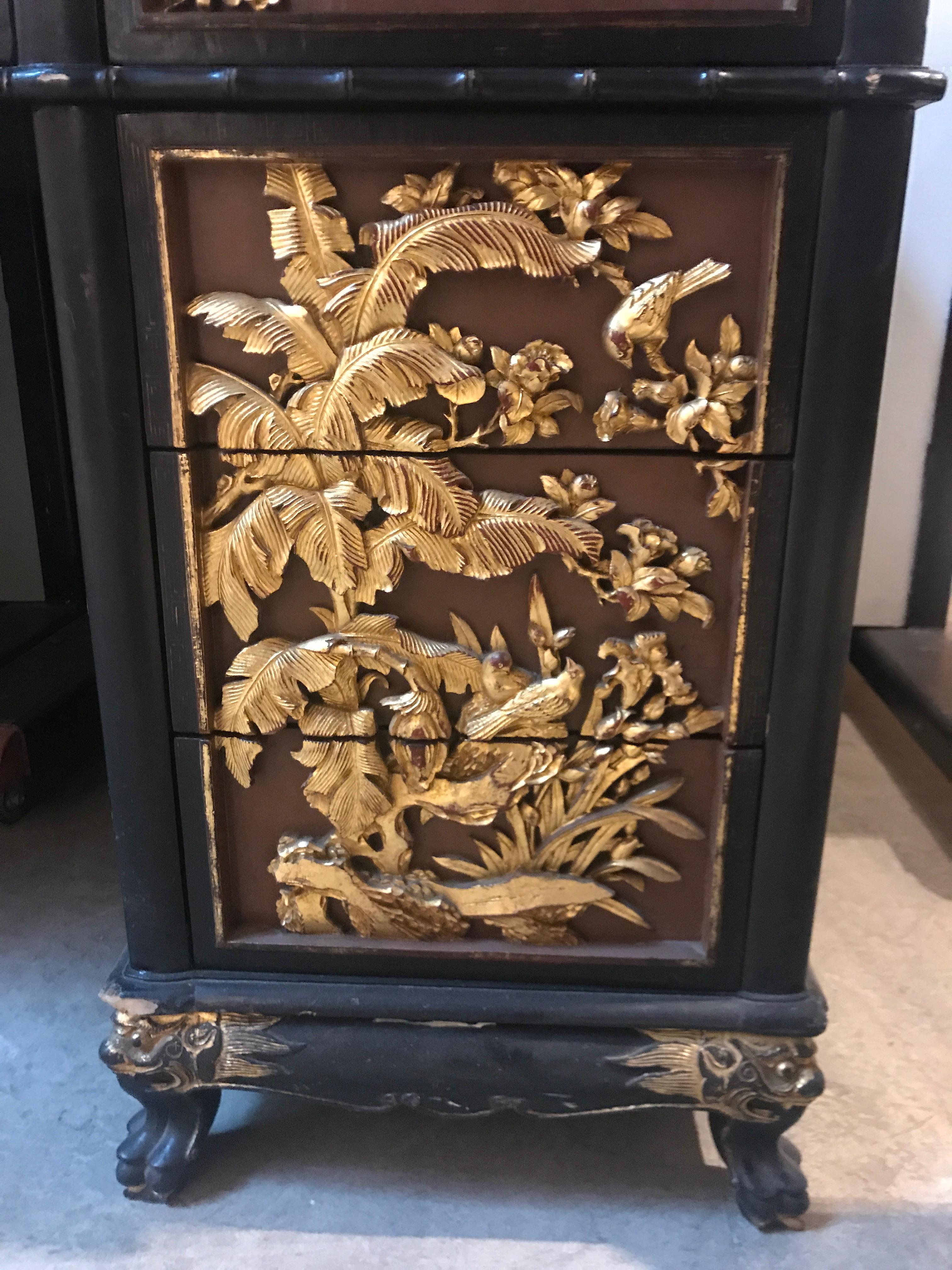 Antique Chinese Export Carved and Gilded Black Lacquered Desk and Chair In Good Condition For Sale In Antwerp, BE