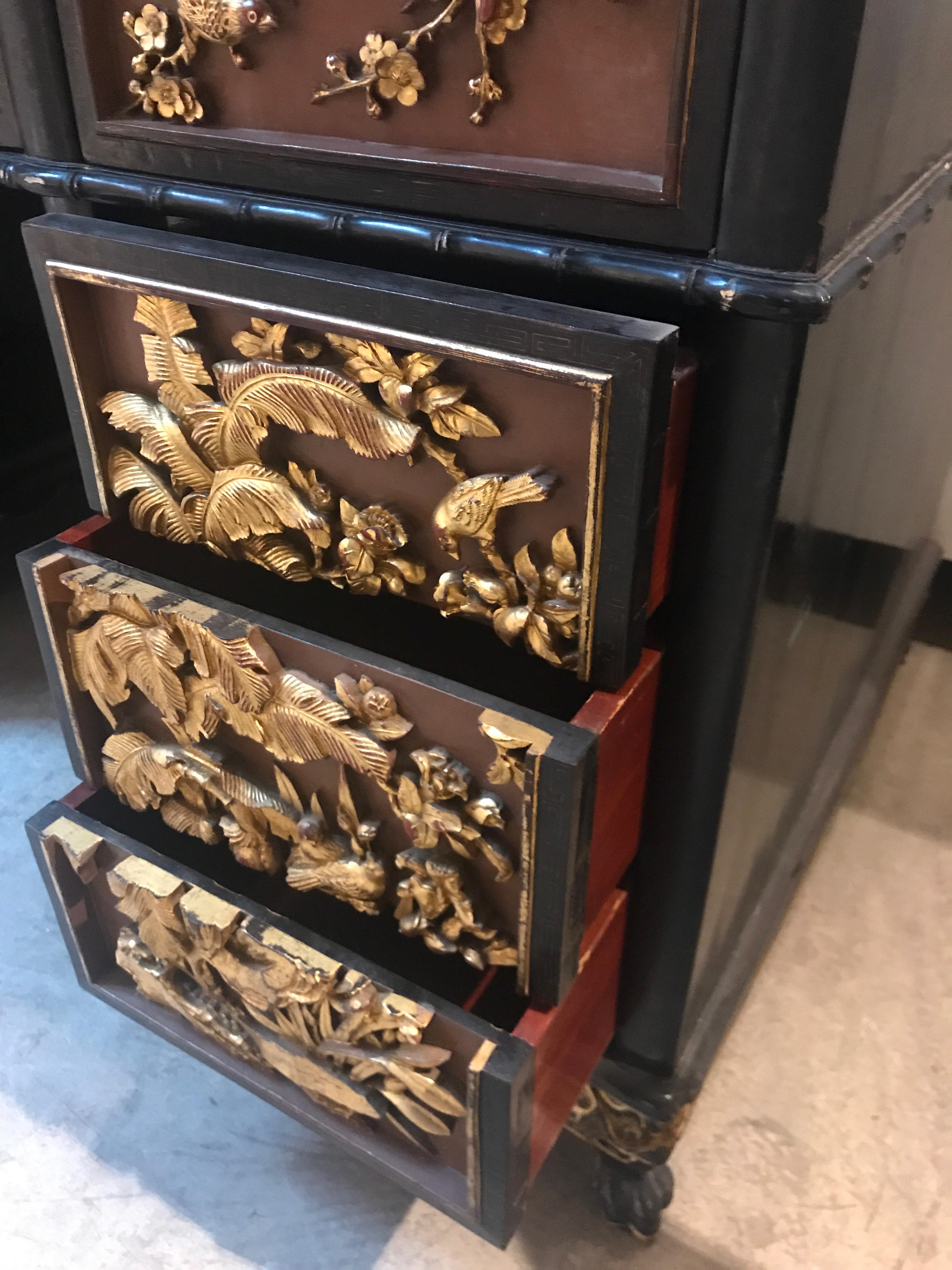 20th Century Antique Chinese Export Carved and Gilded Black Lacquered Desk and Chair For Sale