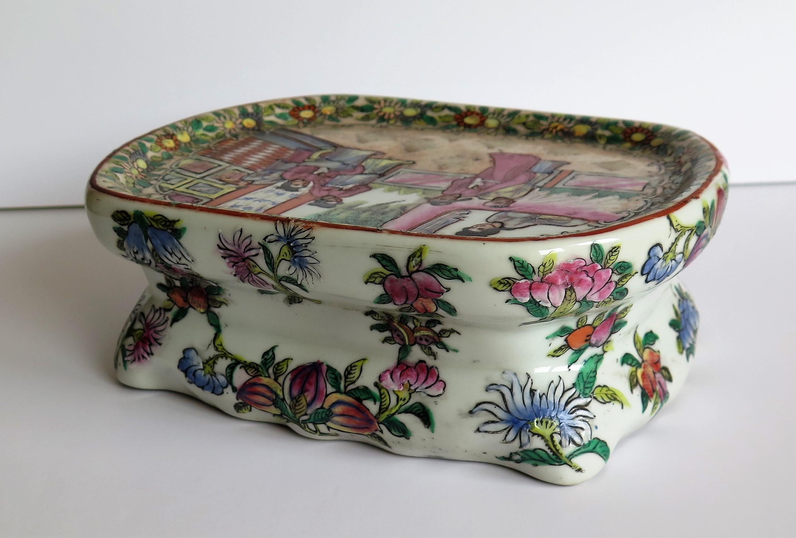 Chinese Export Ceramic Low Stand Hand-Painted Rose Medallion, circa 1900 8