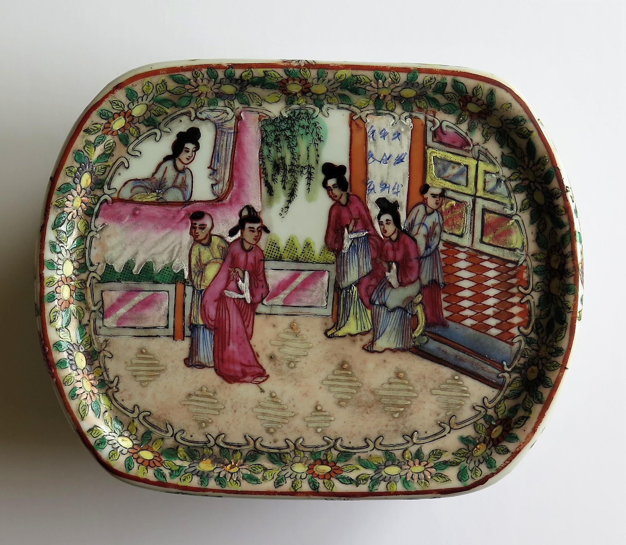 Chinese Export Ceramic Low Stand Hand-Painted Rose Medallion, circa 1900 9