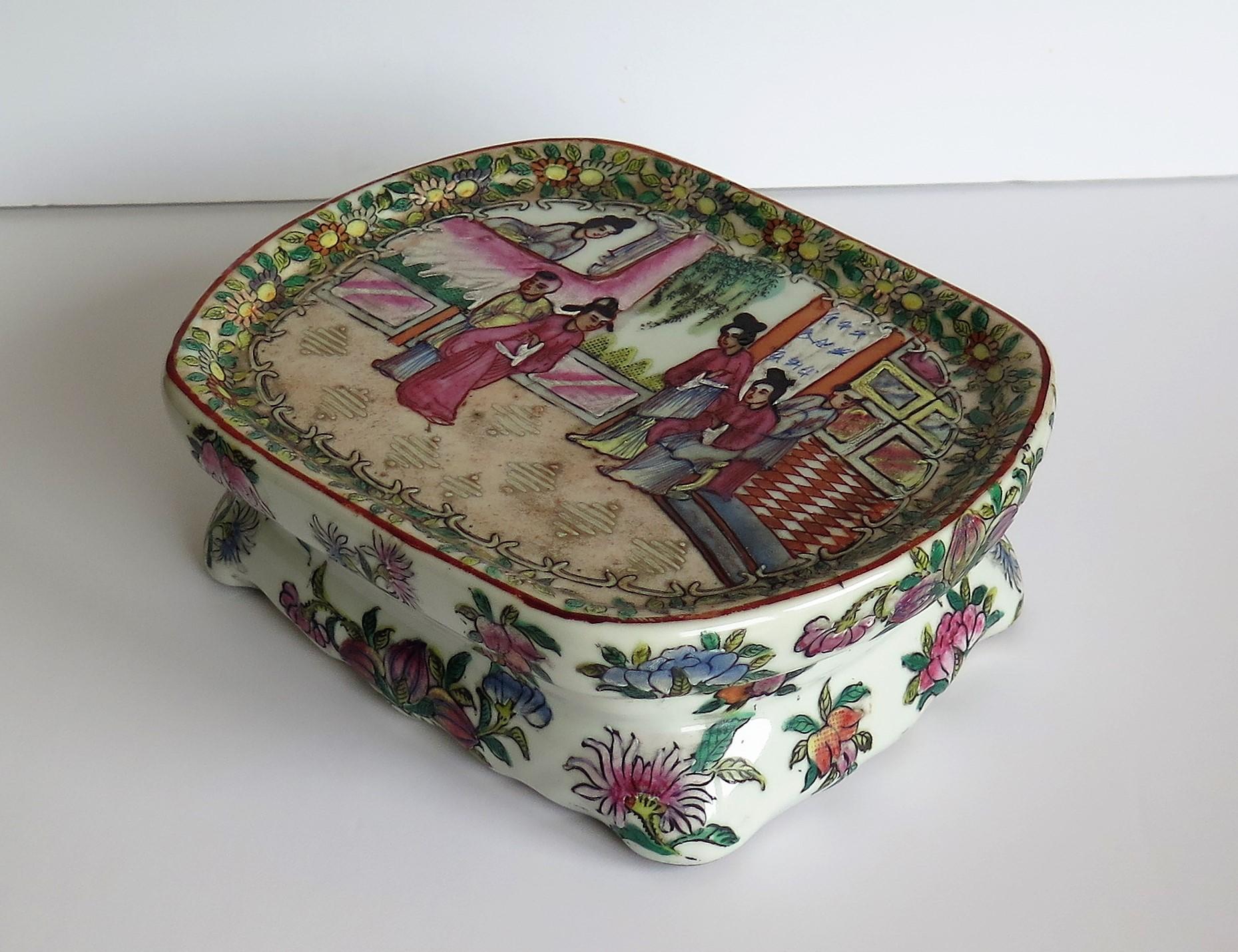 19th Century Chinese Export Ceramic Low Stand Hand-Painted Rose Medallion, circa 1900