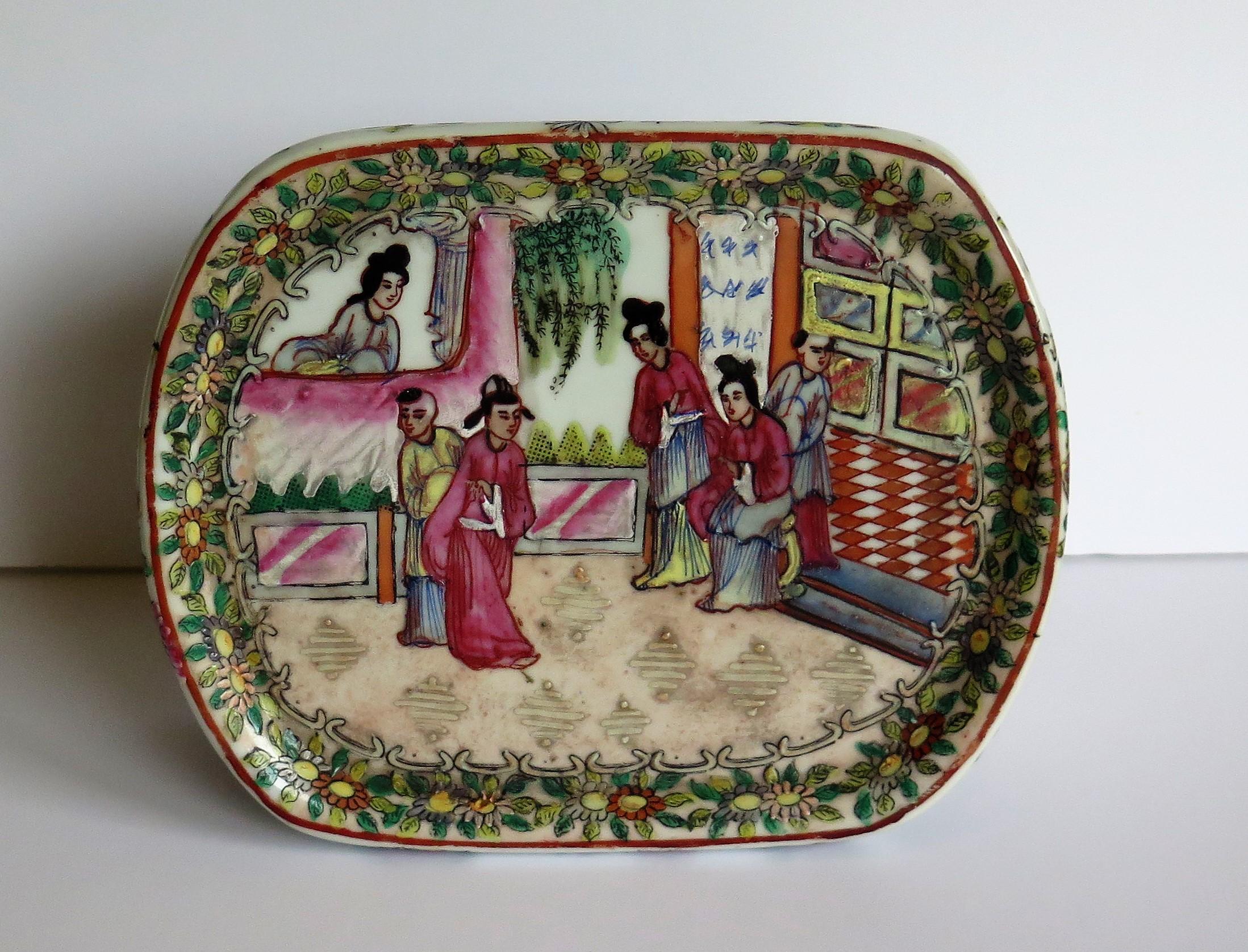 Chinese Export Ceramic Low Stand Hand-Painted Rose Medallion, circa 1900 3