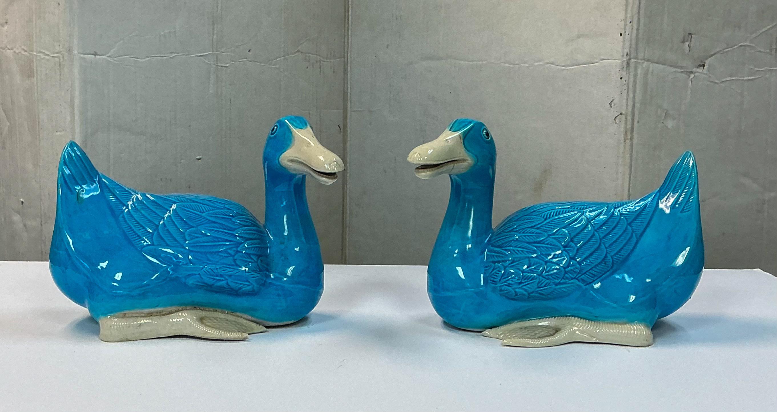 Il s'agit d'une paire de canards en céramique d'exportation chinoise. Elles sont peintes à la main et ne sont pas marquées. Ils datent probablement des années 60. Ils sont en très bon état.