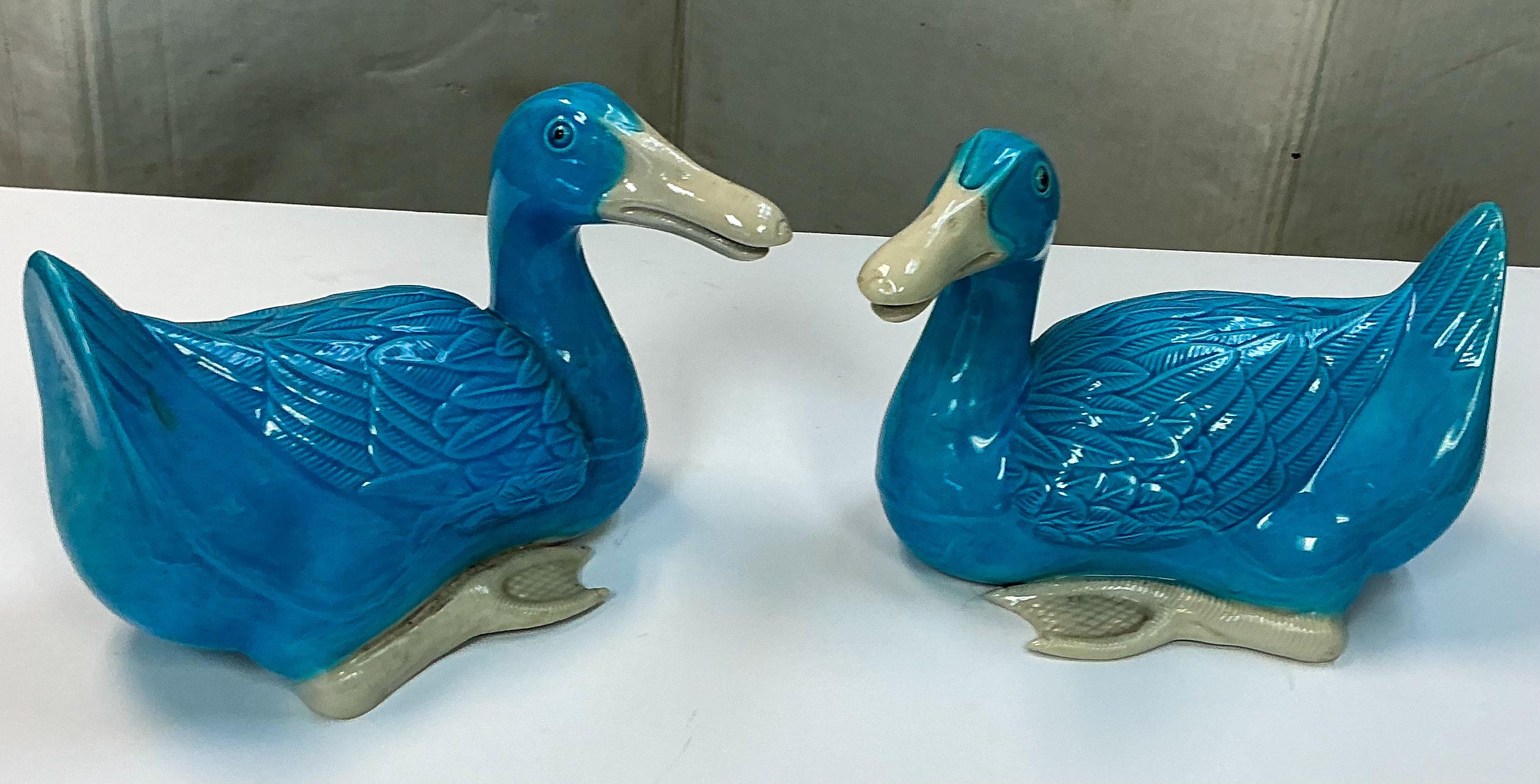 Chinois Céramique d'exportation chinoise  Canards turquoise peints à la main - Paire en vente