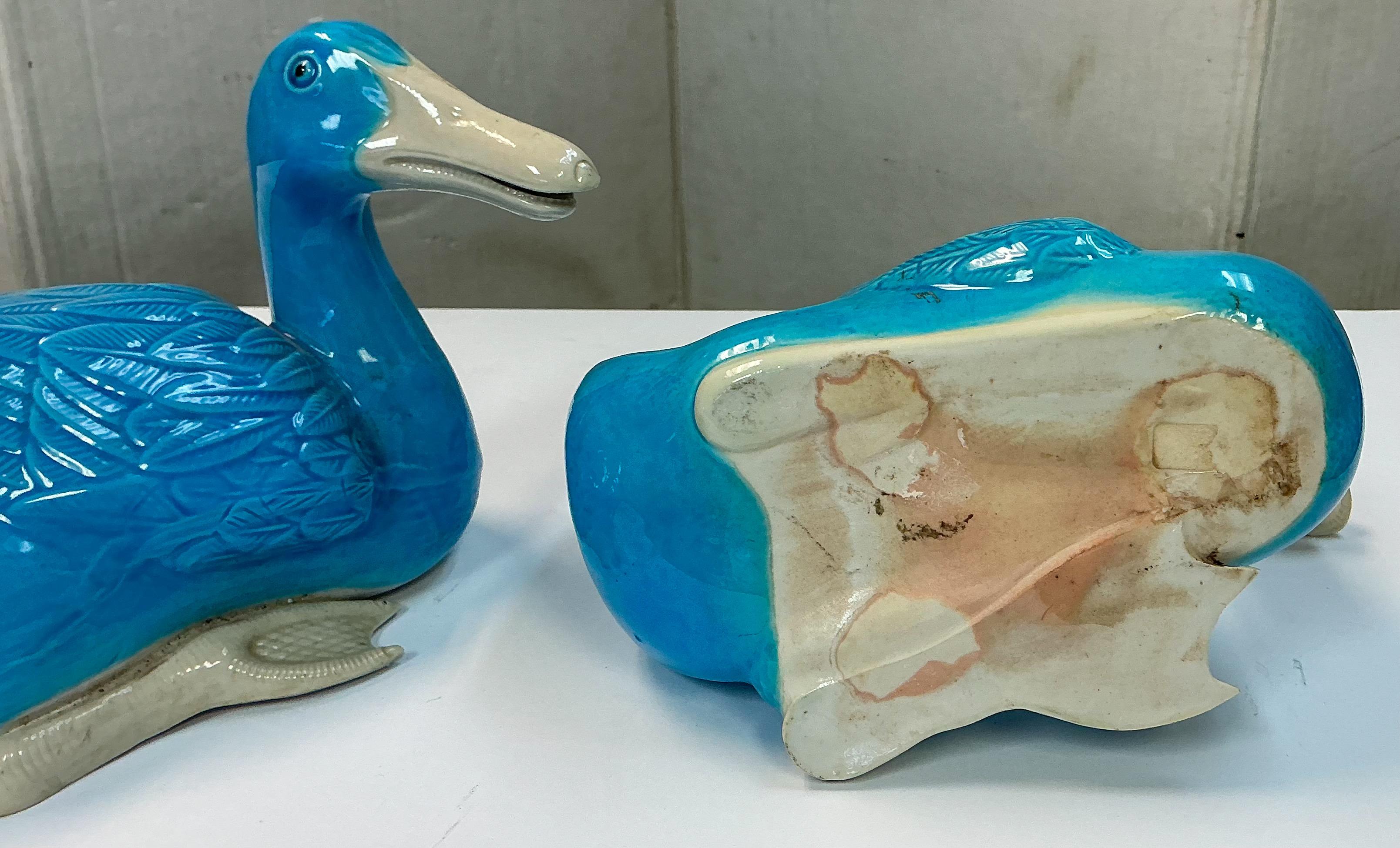 20ième siècle Céramique d'exportation chinoise  Canards turquoise peints à la main - Paire en vente