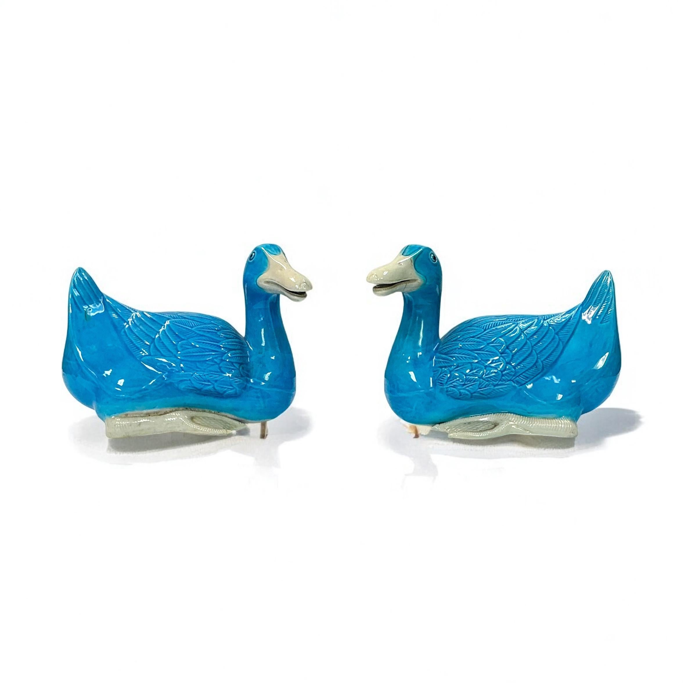 Céramique d'exportation chinoise  Canards turquoise peints à la main - Paire en vente 1