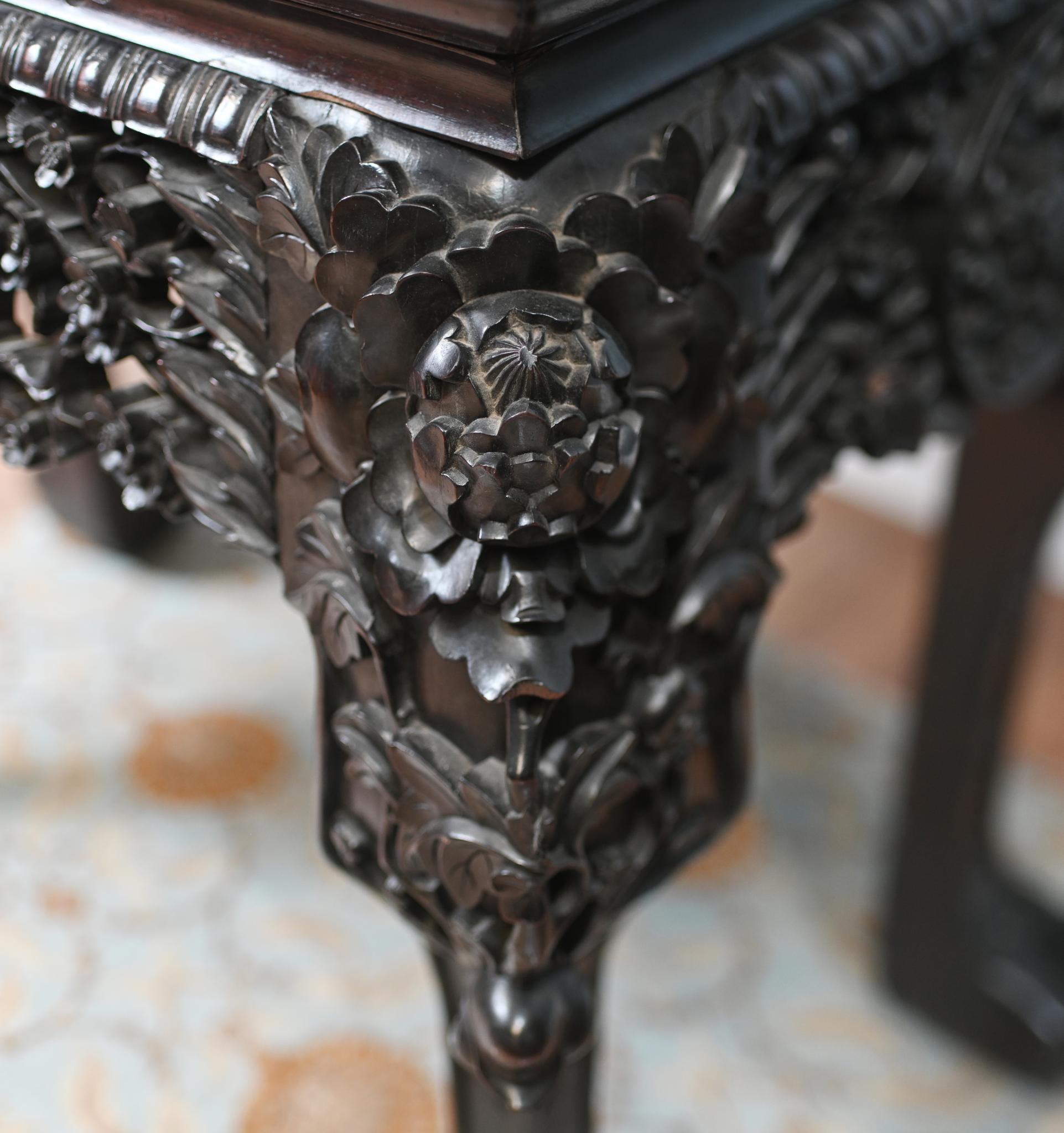 Milieu du XIXe siècle Table console d'exportation chinoise sculptée en bois dur ancien 1840 en vente