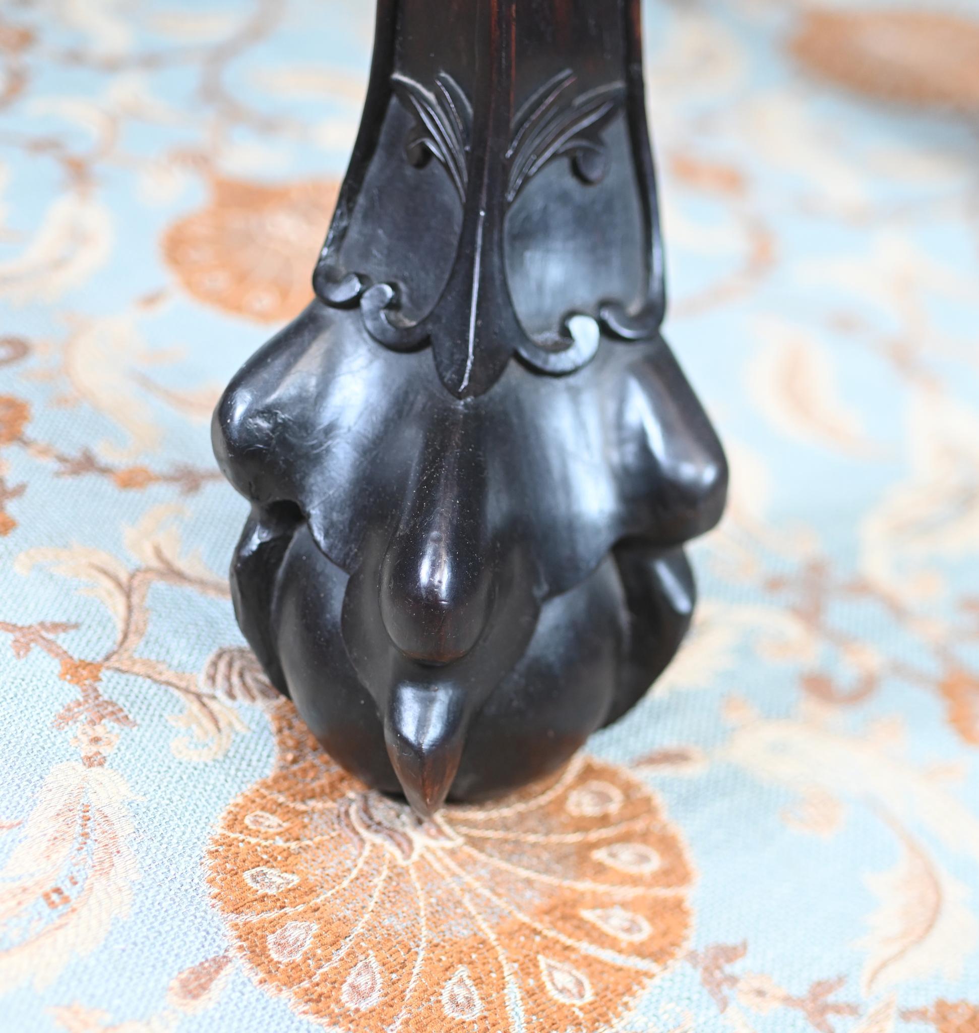 Bois Table console d'exportation chinoise sculptée en bois dur ancien 1840 en vente