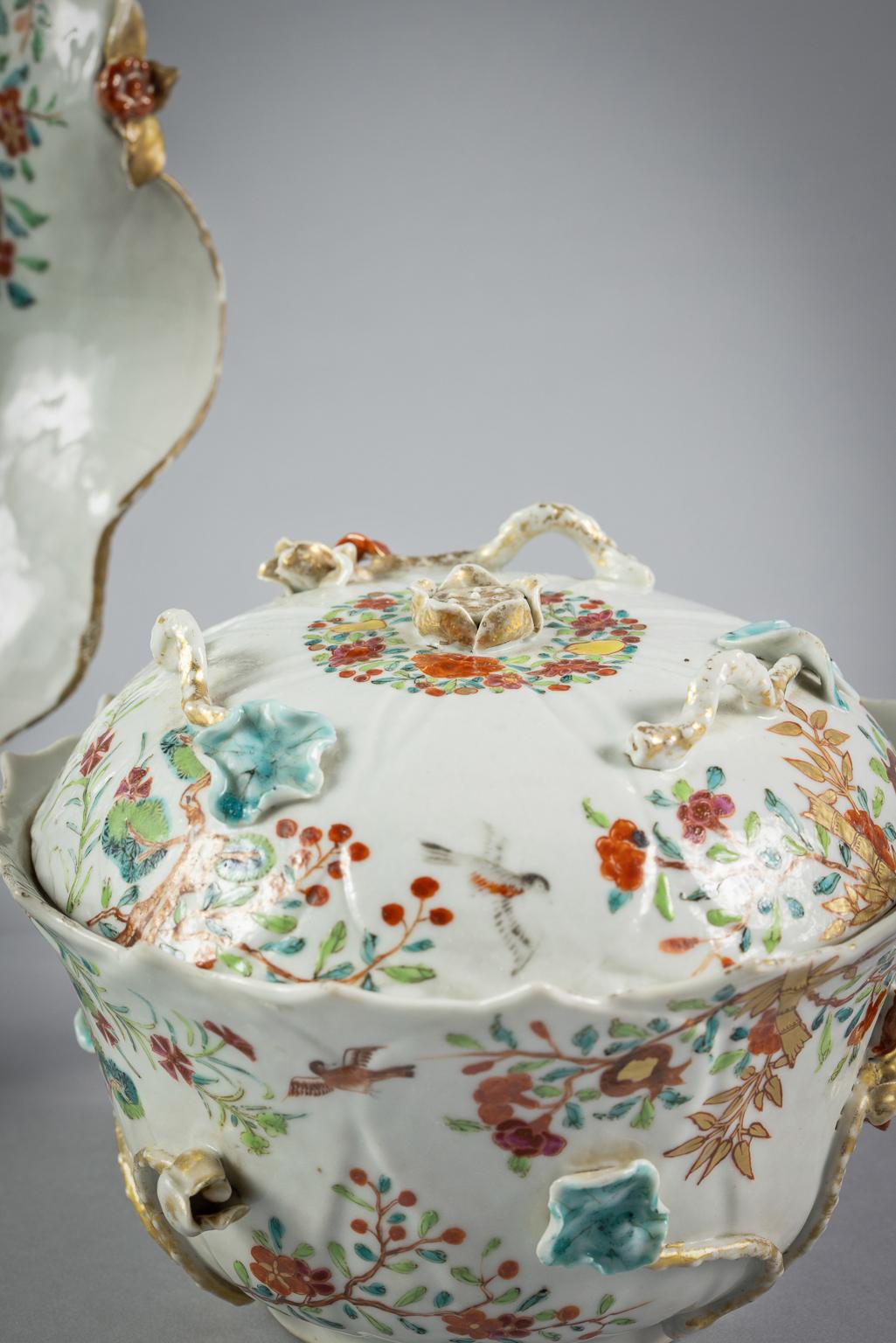 Chinese Export Covered Bowl and Under-Plate, circa 1765 In Good Condition For Sale In New York, NY