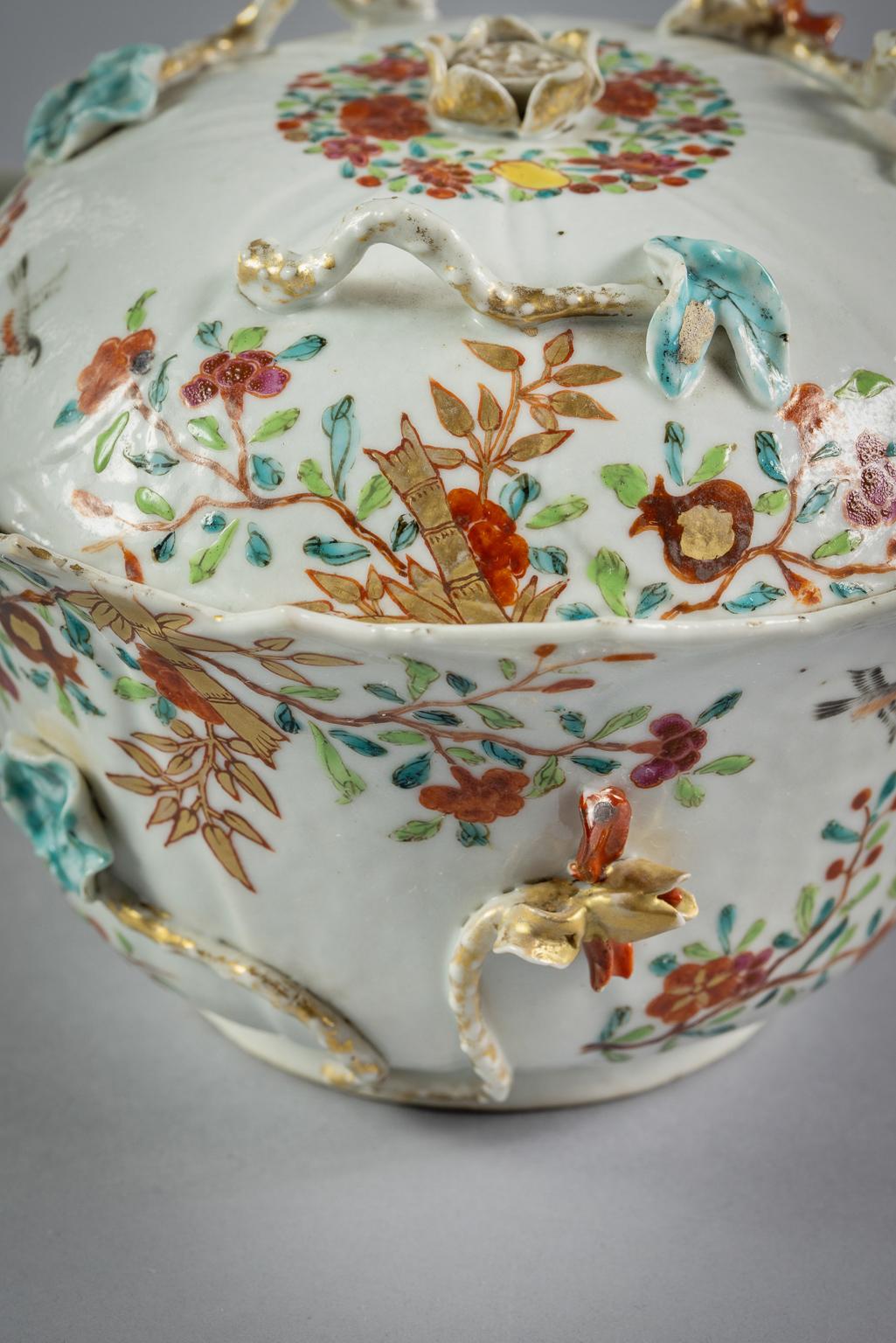 Mid-18th Century Chinese Export Covered Bowl and Under-Plate, circa 1765 For Sale