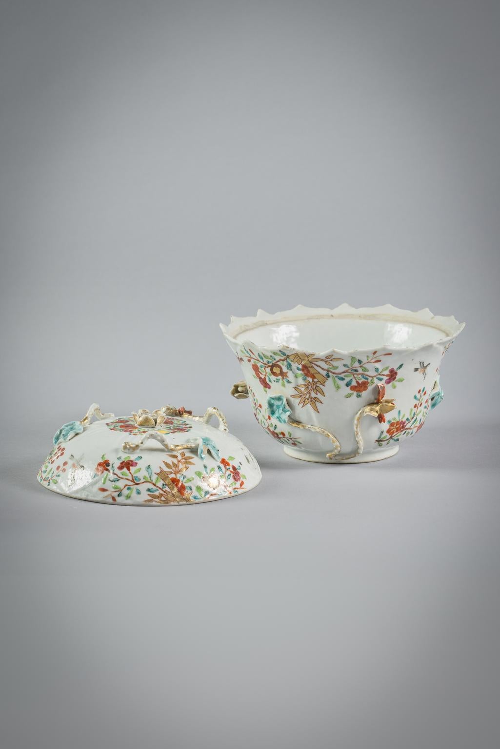Chinese Export Covered Bowl and Under-Plate, circa 1765 For Sale 2