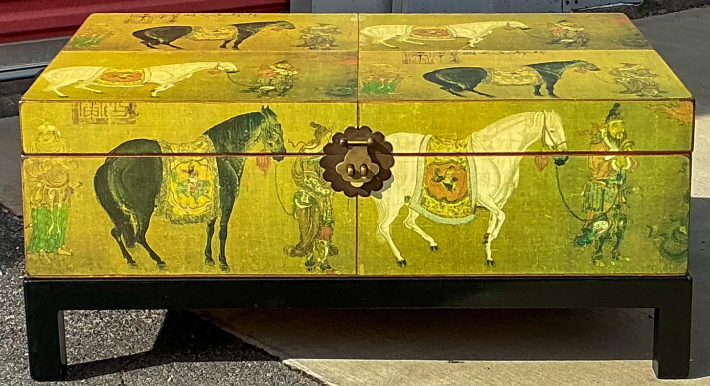 Chinese Export Dowry Box / Trunk auf Stand oder Couchtisch Darstellung von Pferden. (Messing) im Angebot