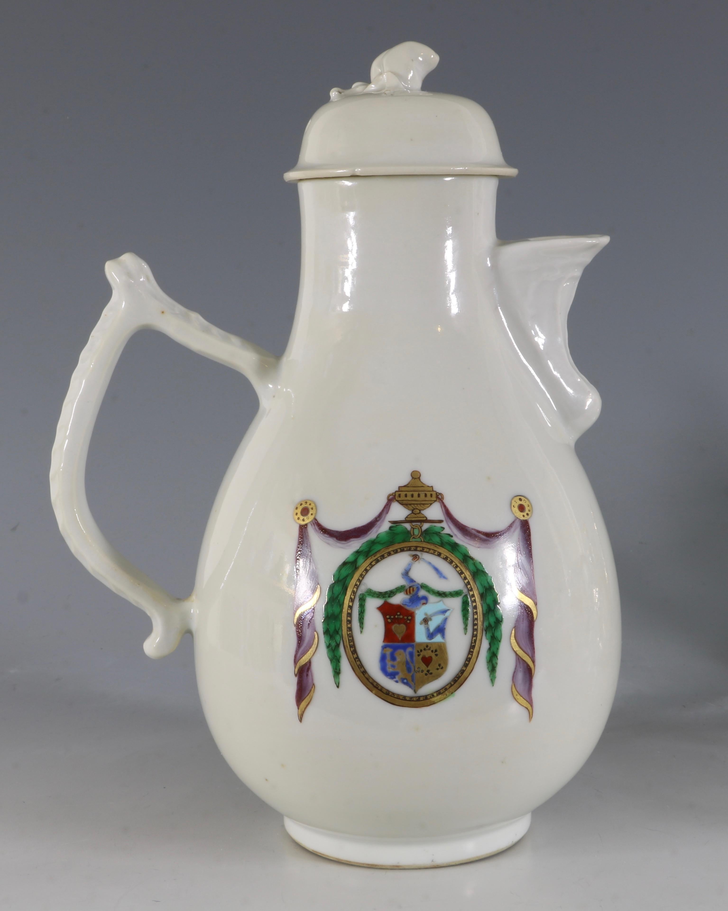A Dutch market armorial coffee pot with the arms of Pook Van Baggen. Qianlong, circa 1786.
This Amorial service was ordered by the Dutch East India Company (VOC) Captain Eduard Ldewijk Pook Van Baggen. Who travelled to canton in the autumn of 1786