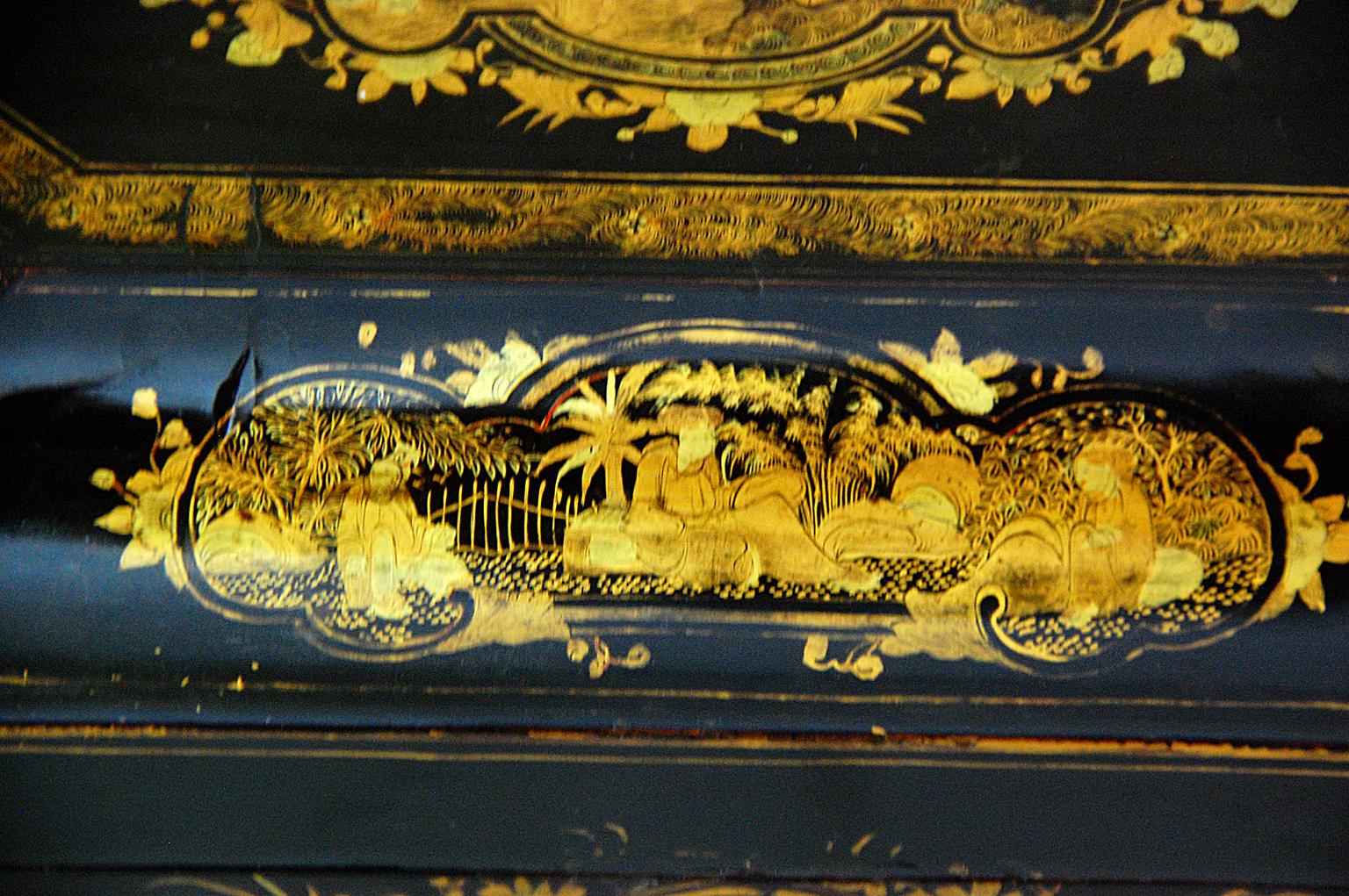 Chinese Export Early 19th Century Chinoiserie Teacaddy with Pewter Tea Boxes In Good Condition For Sale In Wells, ME