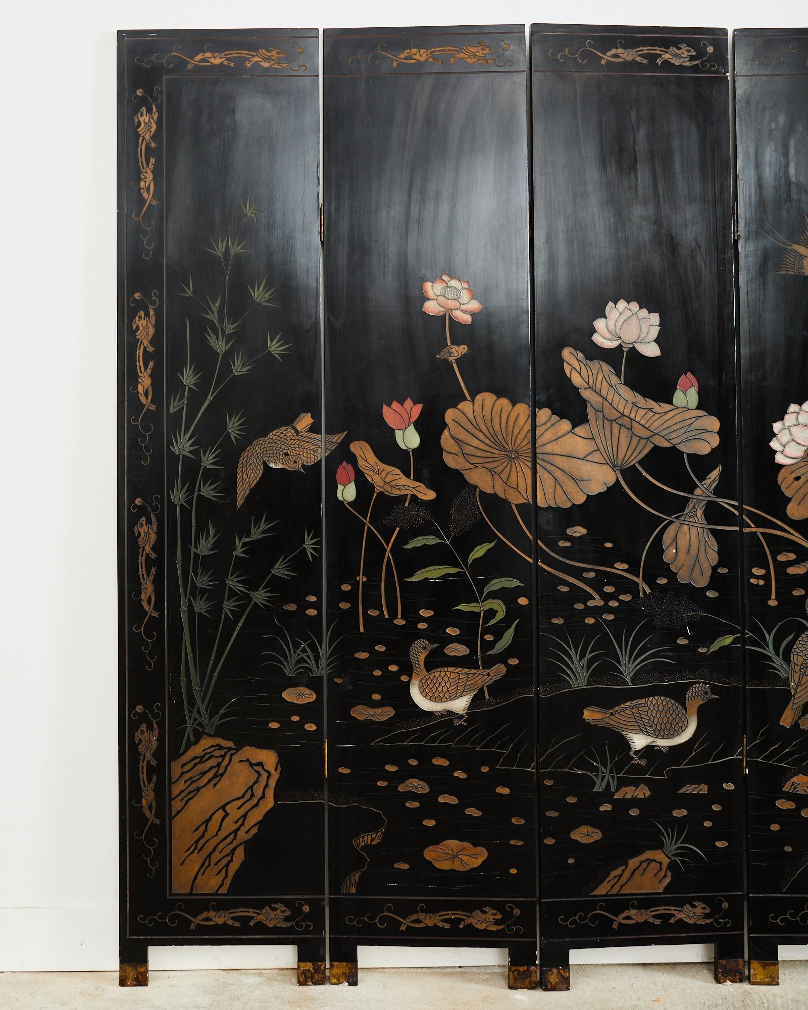 Chinesischer Export-Coromandel-Raumteiler mit acht Tafeln und Lotusblüten  im Zustand „Starke Gebrauchsspuren“ im Angebot in Rio Vista, CA