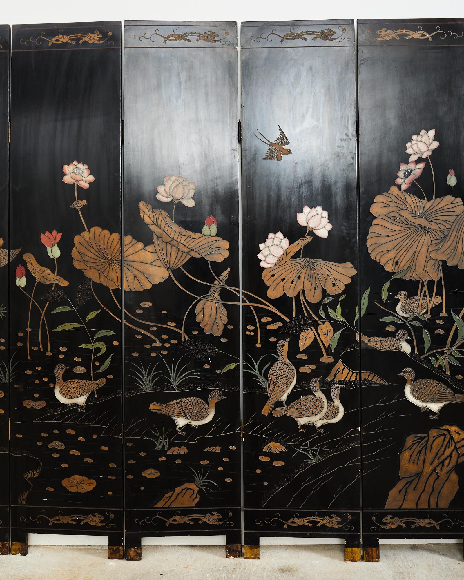 Chinesischer Export-Coromandel-Raumteiler mit acht Tafeln und Lotusblüten  (20. Jahrhundert) im Angebot