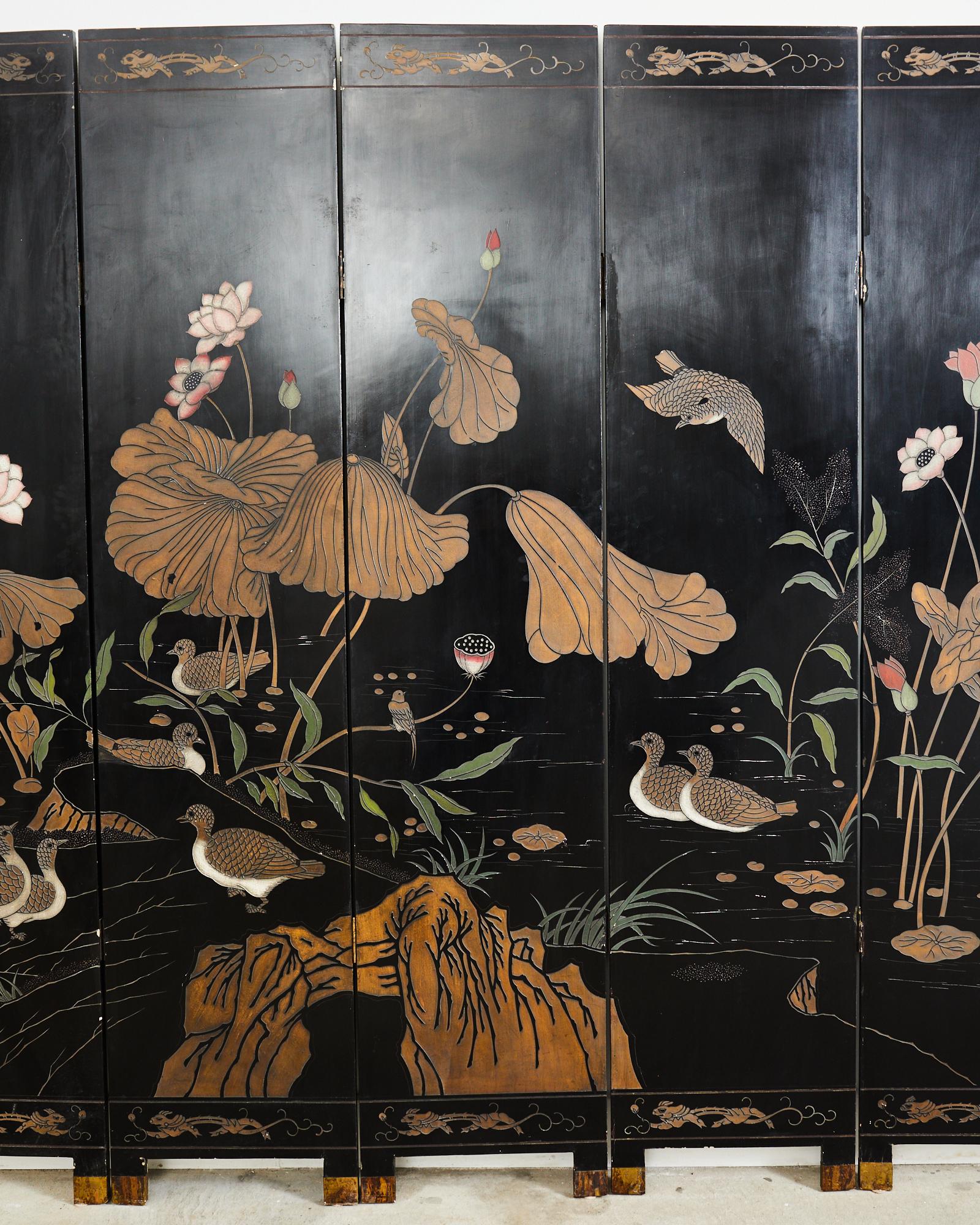 20ième siècle Écran Coromandel à huit panneaux, fleurs de lotus  en vente