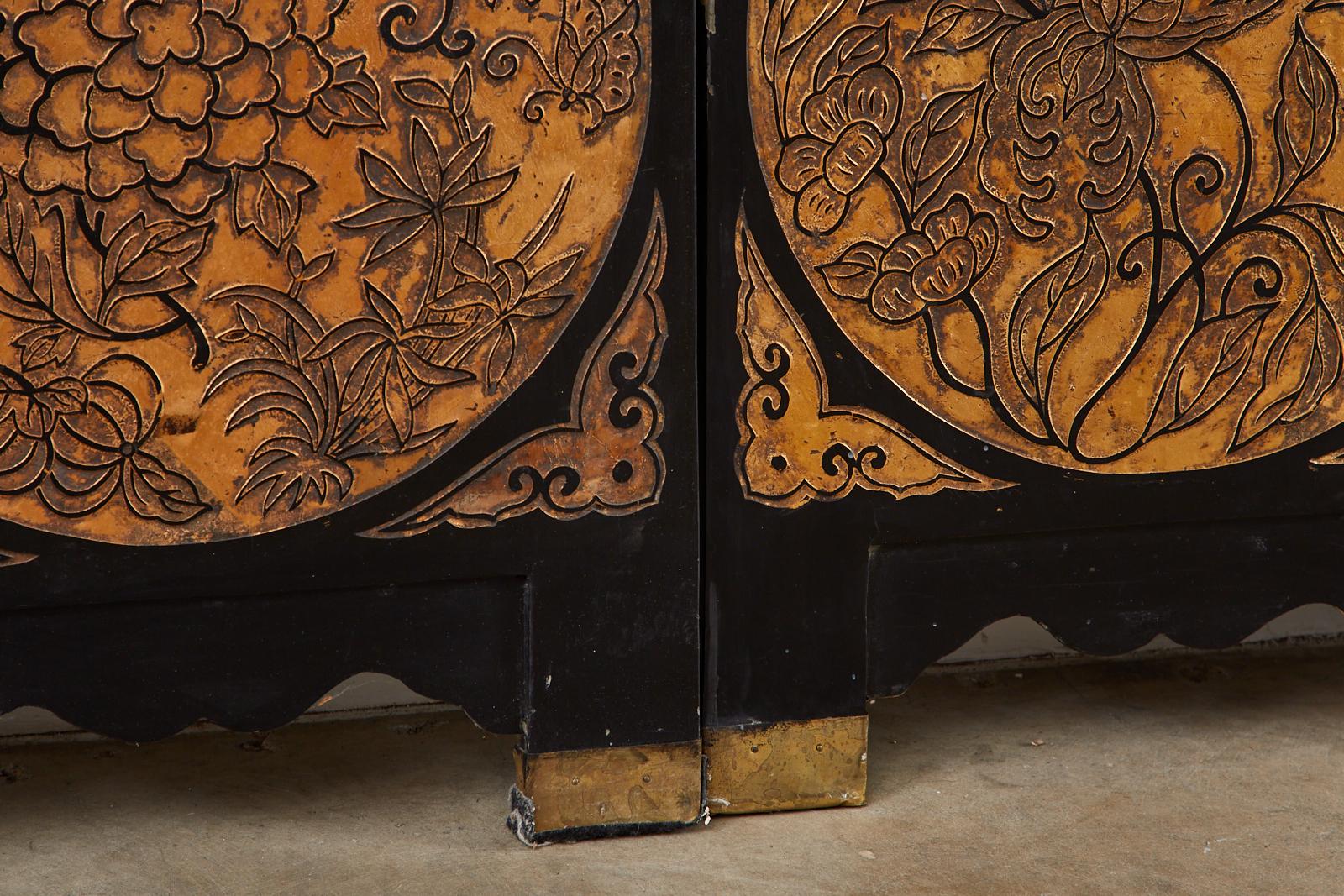 Chinese Export Eight-Panel Gilt Lacquered Coromandel Screen 10