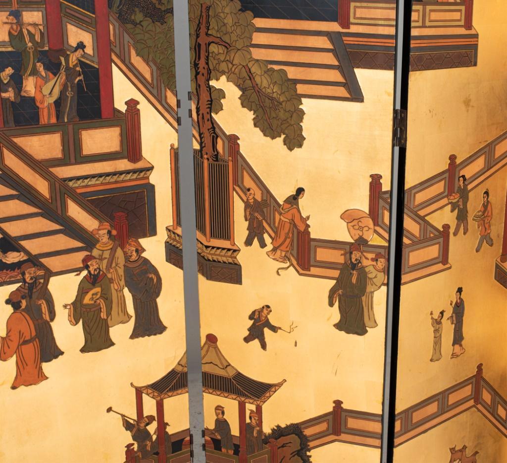 Paravent à huit panneaux de Coromandel, magnifiquement peint à la main et décoré, avec une scène chinoise différente sur chaque face. L'une des faces représente des scènes de cour peintes à la main et dorées parcellaires. Le verso représente un