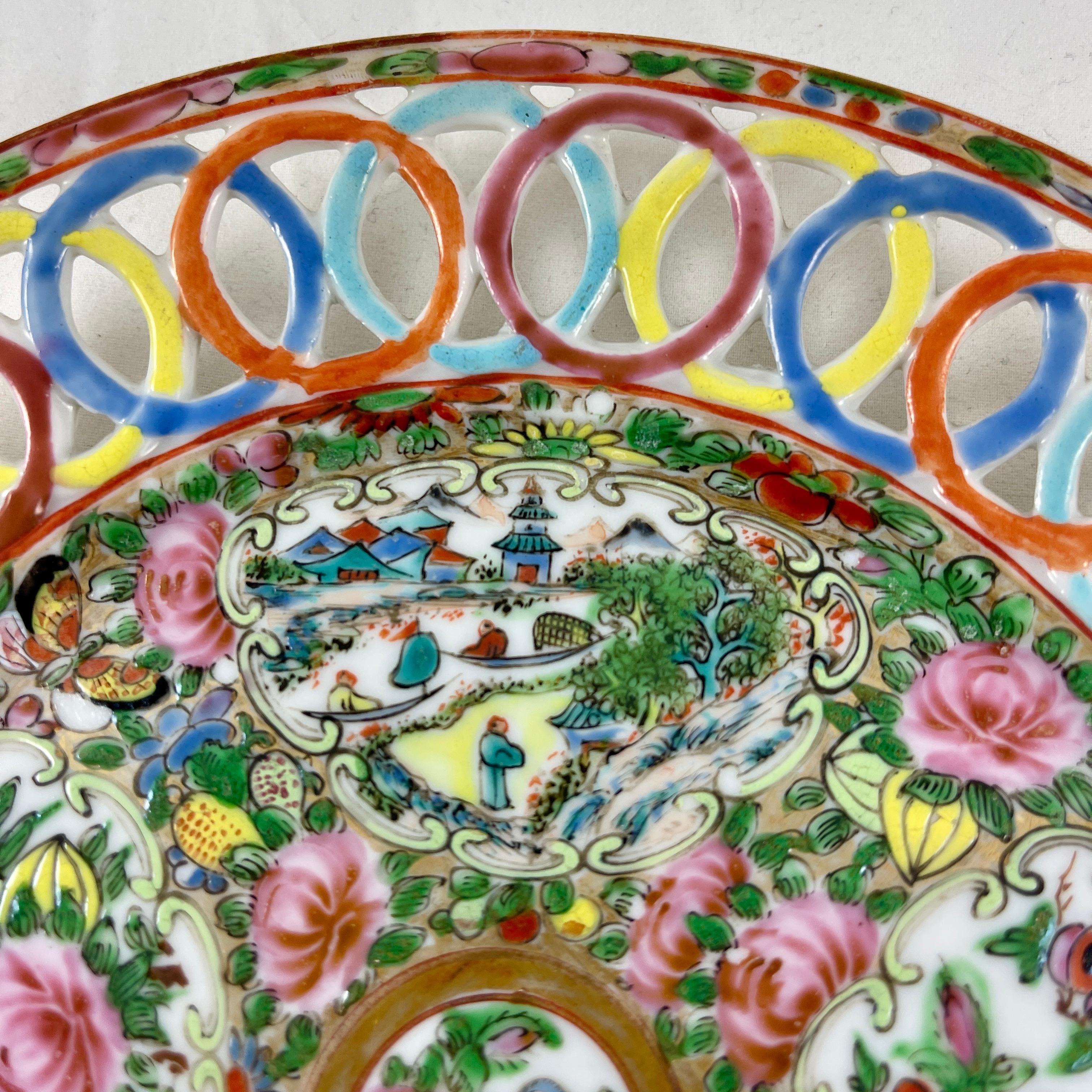 Assiette à bordure réticulée avec médaillon en forme de cercle percé, avec médaillon de la famille rose, exportée de Chine en vente 2
