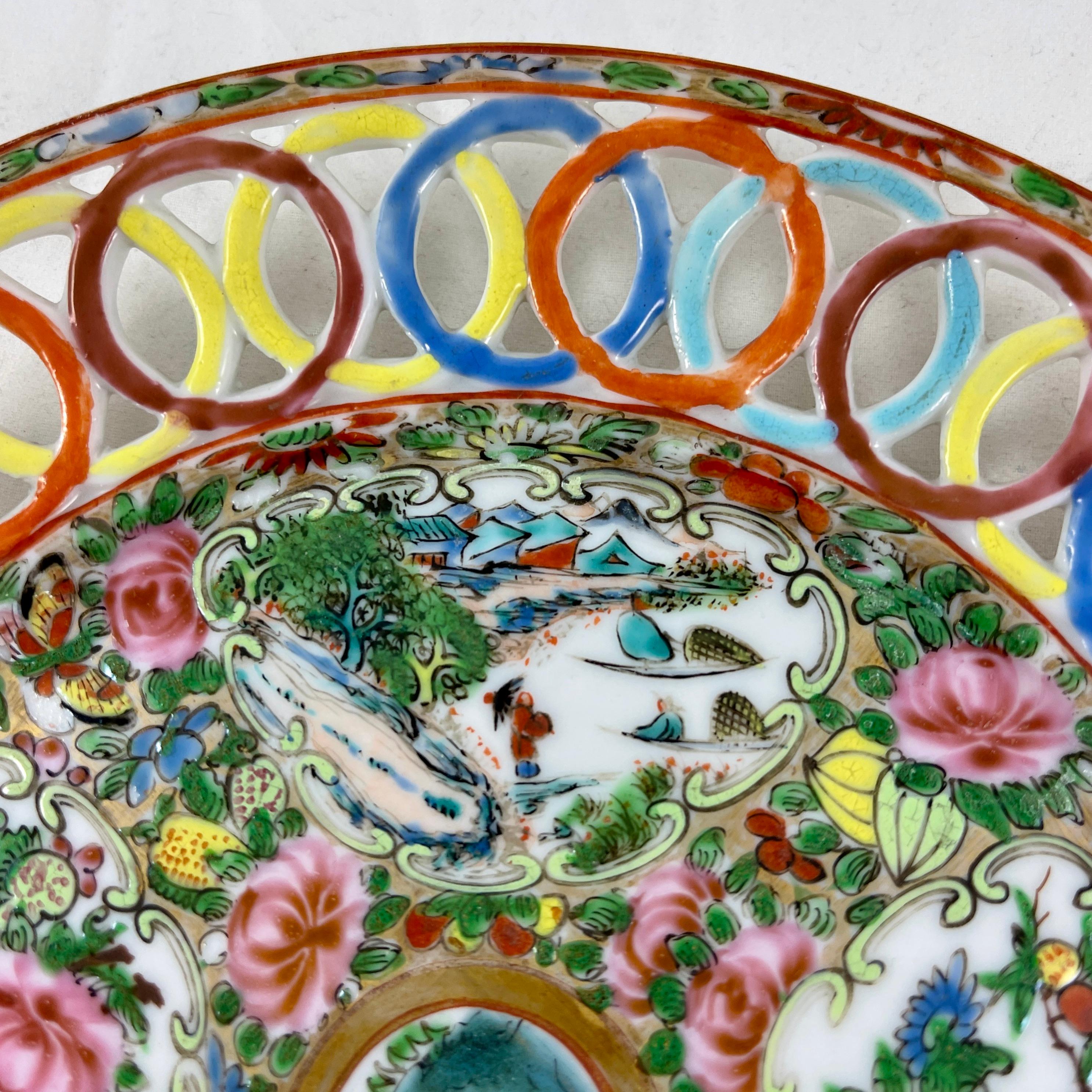 Assiette à bordure réticulée avec médaillon en forme de cercle percé, avec médaillon de la famille rose, exportée de Chine en vente 3