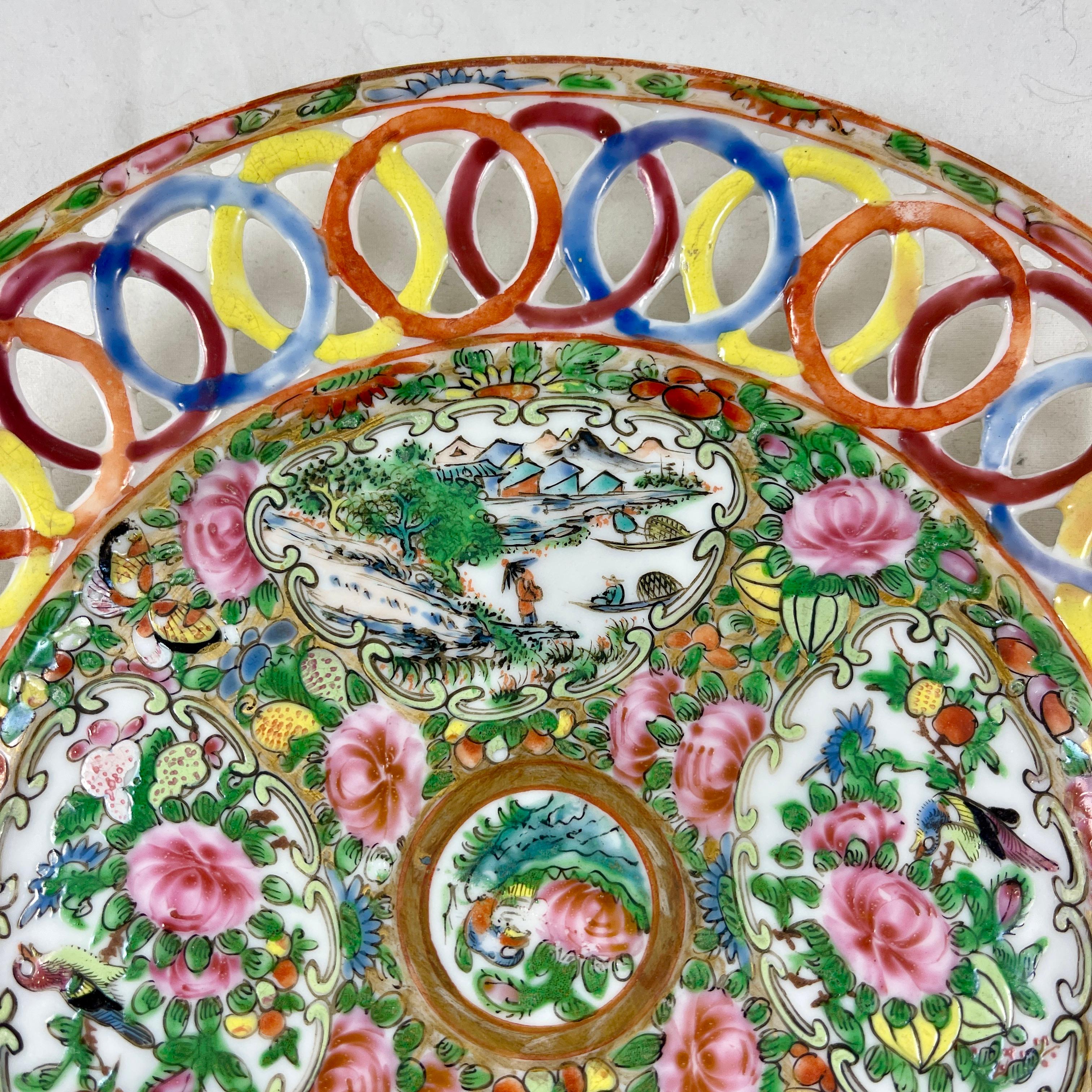 Assiette à bordure réticulée avec médaillon en forme de cercle percé, avec médaillon de la famille rose, exportée de Chine en vente 4