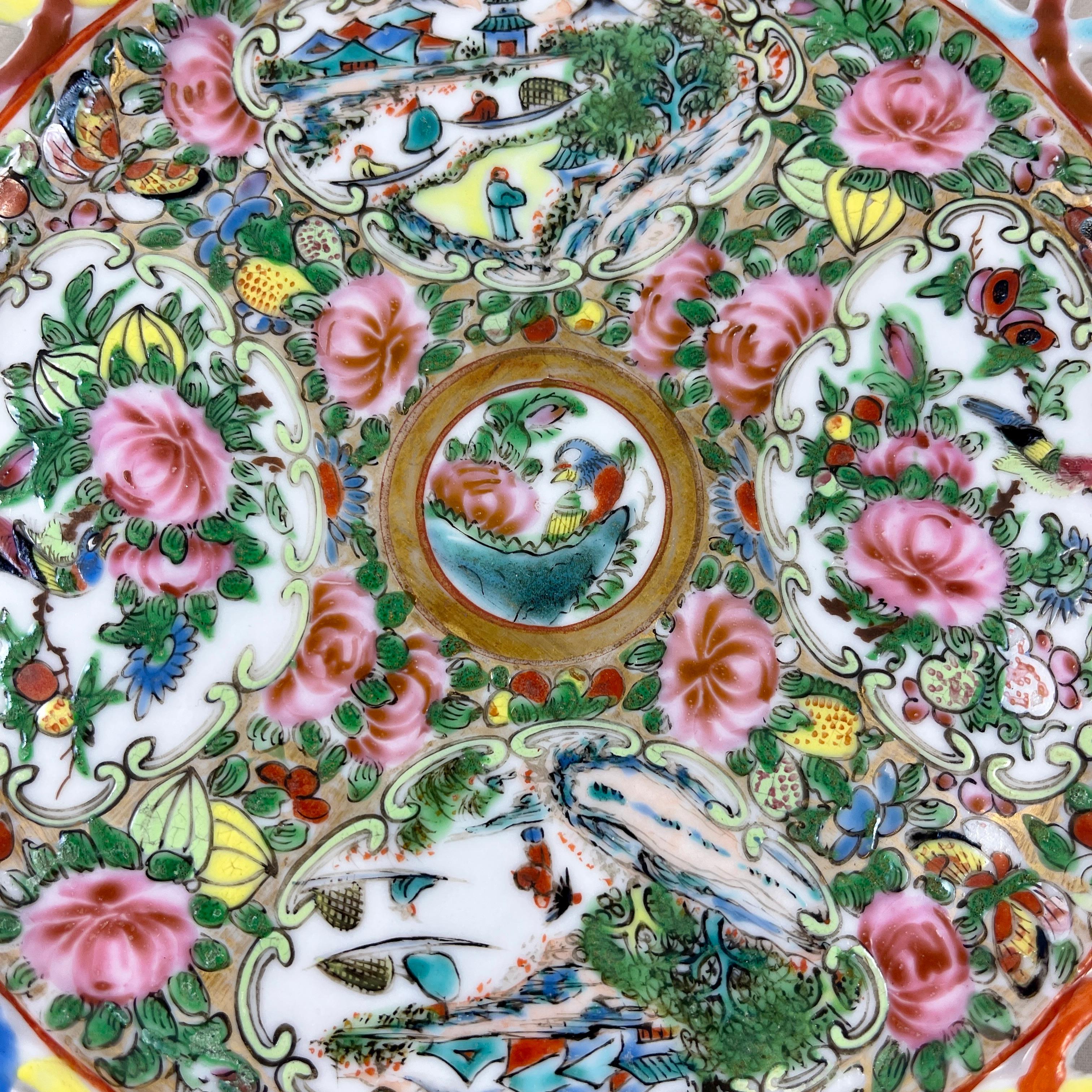 Assiette à bordure réticulée avec médaillon en forme de cercle percé, avec médaillon de la famille rose, exportée de Chine en vente 6