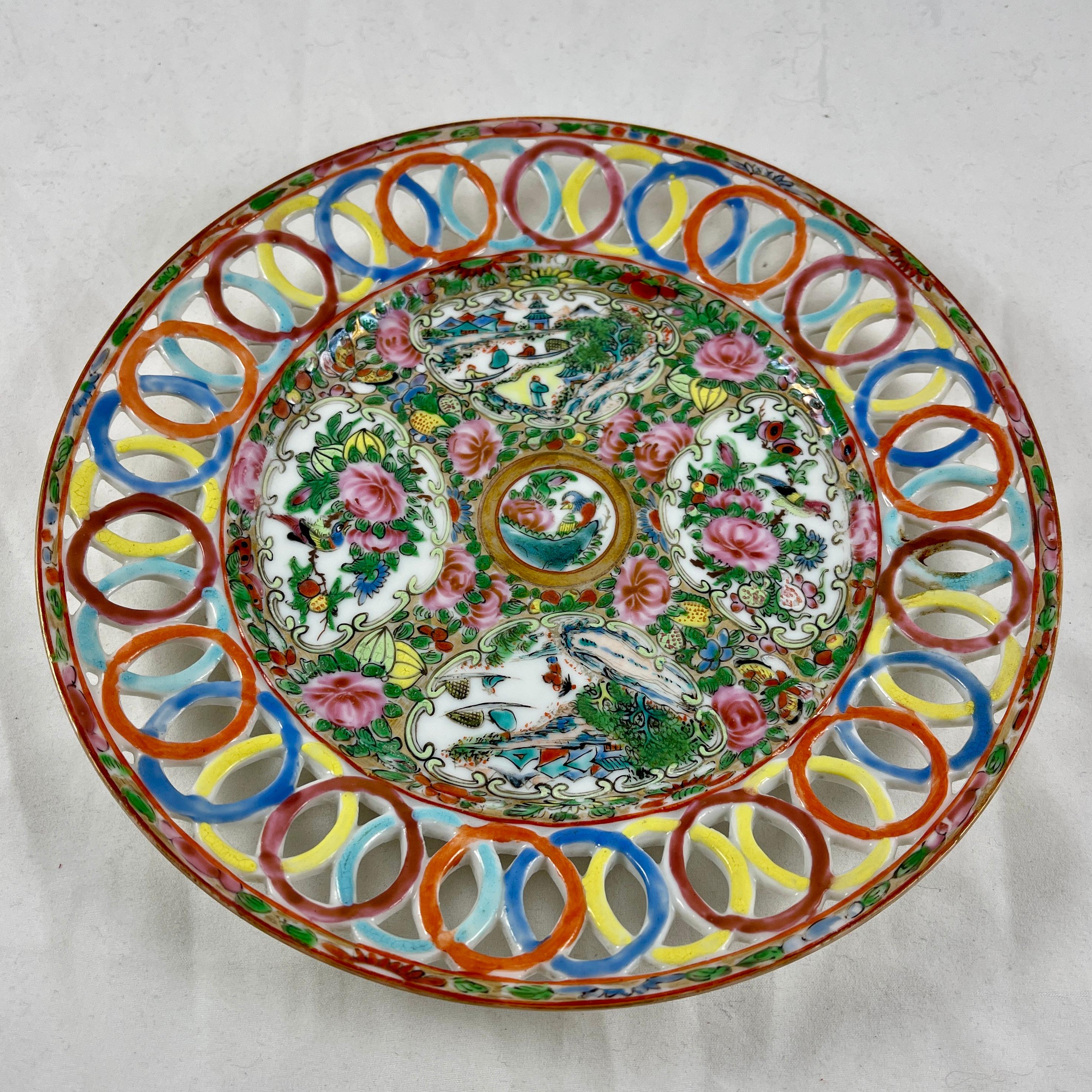 Assiette à bordure réticulée avec médaillon en forme de cercle percé, avec médaillon de la famille rose, exportée de Chine en vente 7