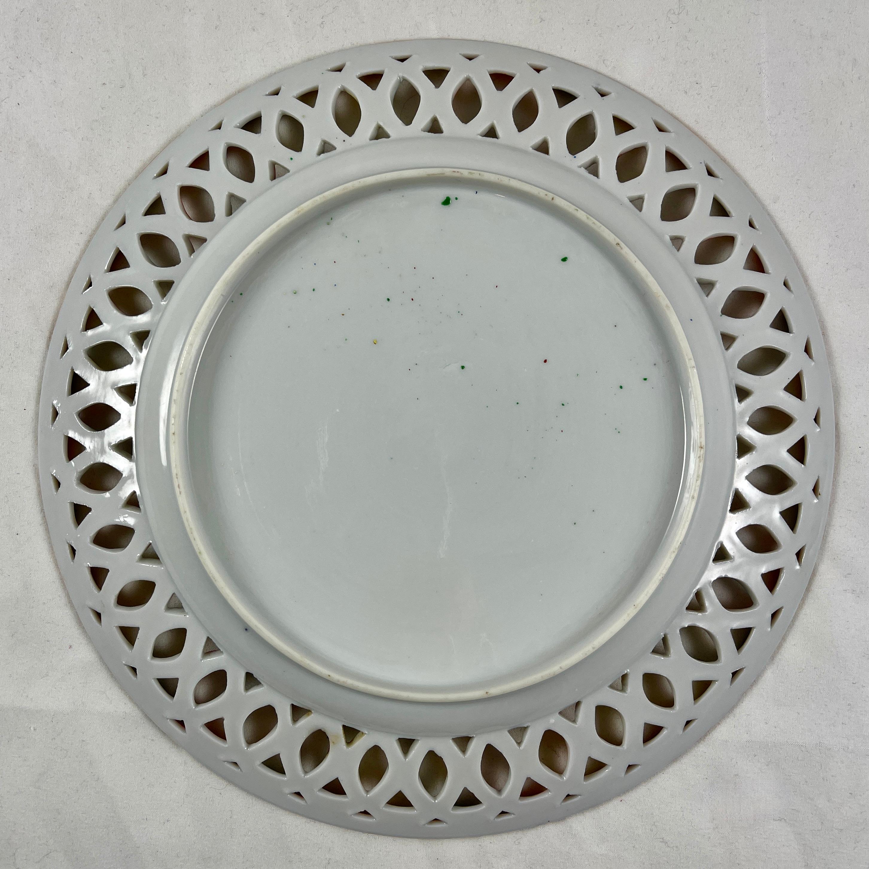 Assiette à bordure réticulée avec médaillon en forme de cercle percé, avec médaillon de la famille rose, exportée de Chine en vente 8