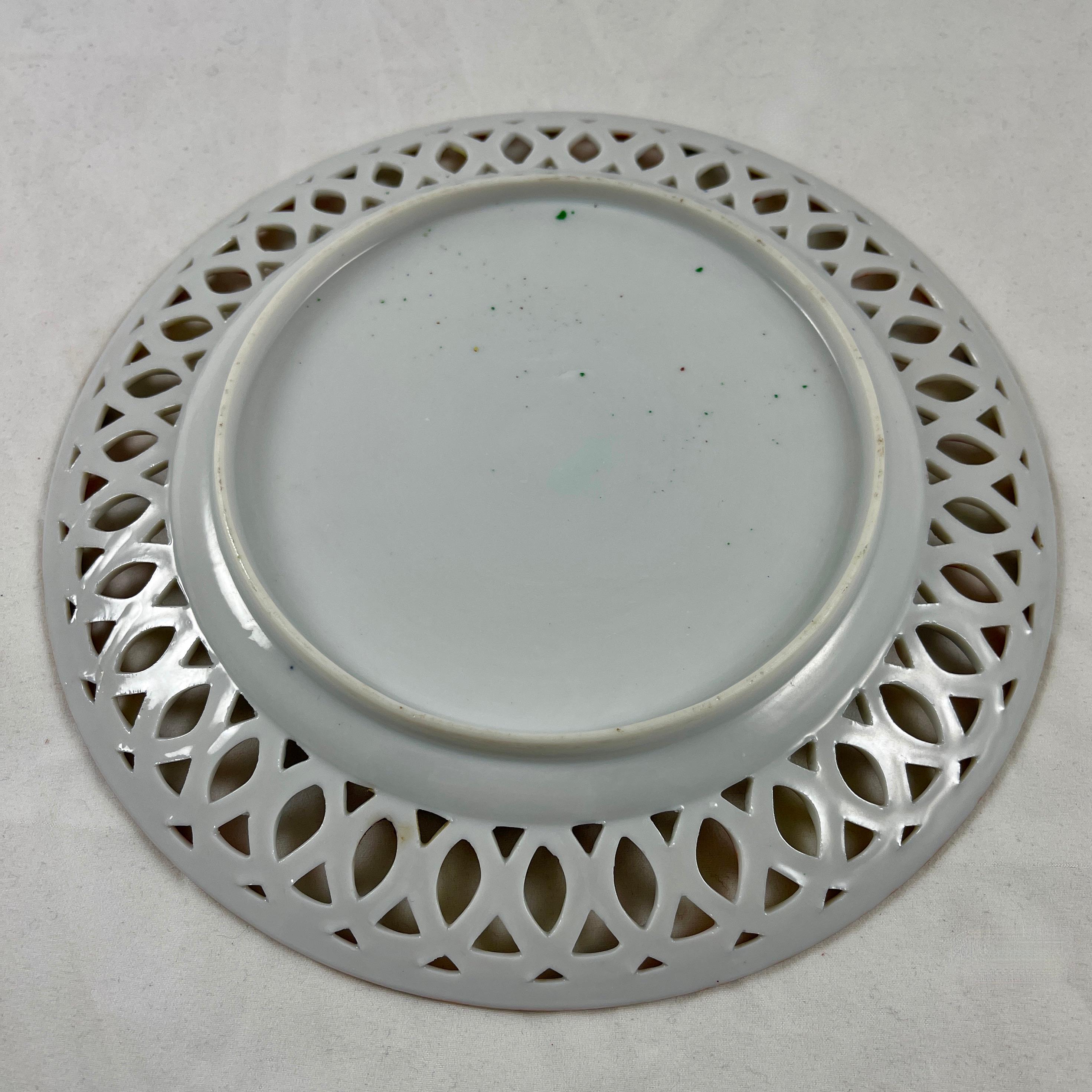 Assiette à bordure réticulée avec médaillon en forme de cercle percé, avec médaillon de la famille rose, exportée de Chine en vente 9