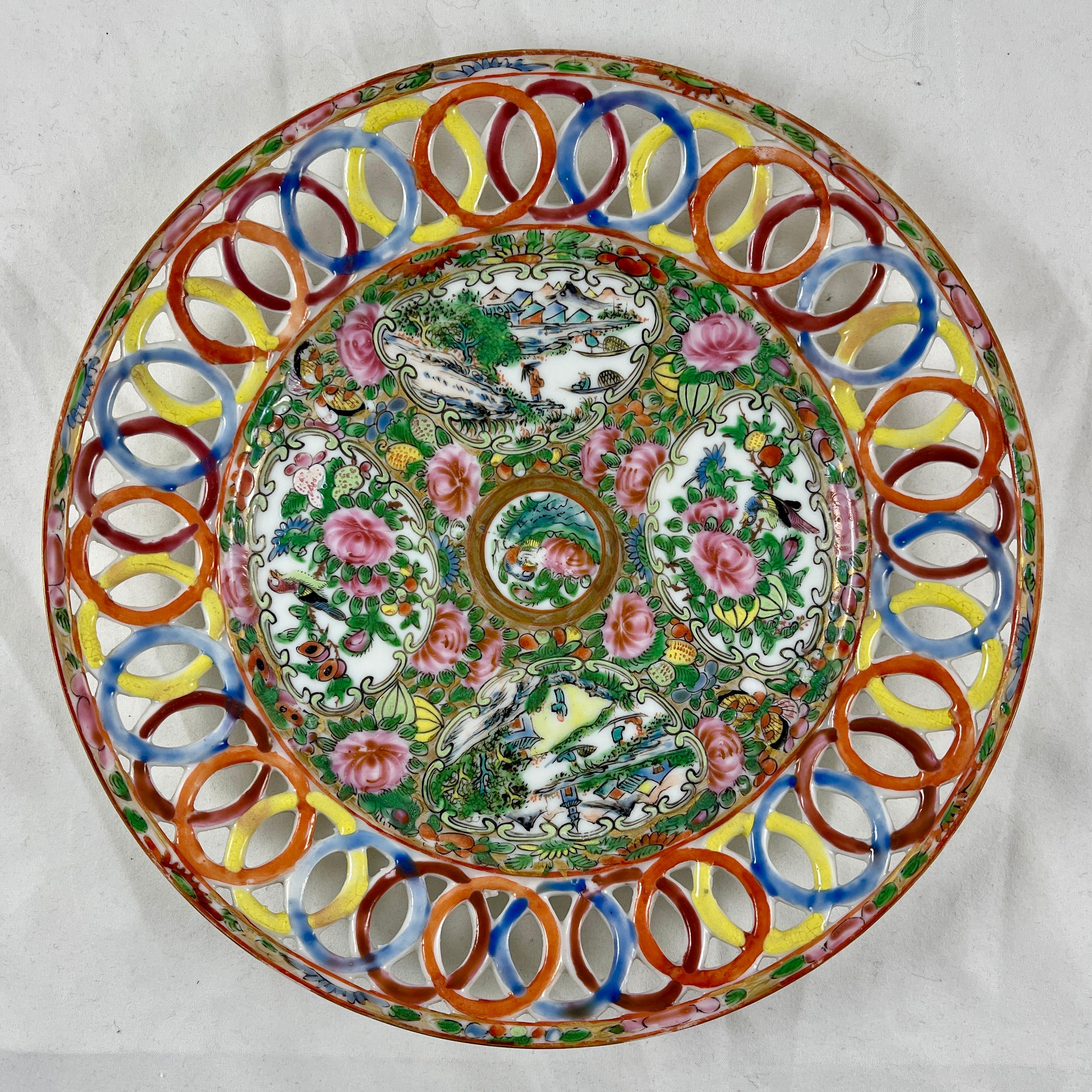 Exportation chinoise Assiette à bordure réticulée avec médaillon en forme de cercle percé, avec médaillon de la famille rose, exportée de Chine en vente