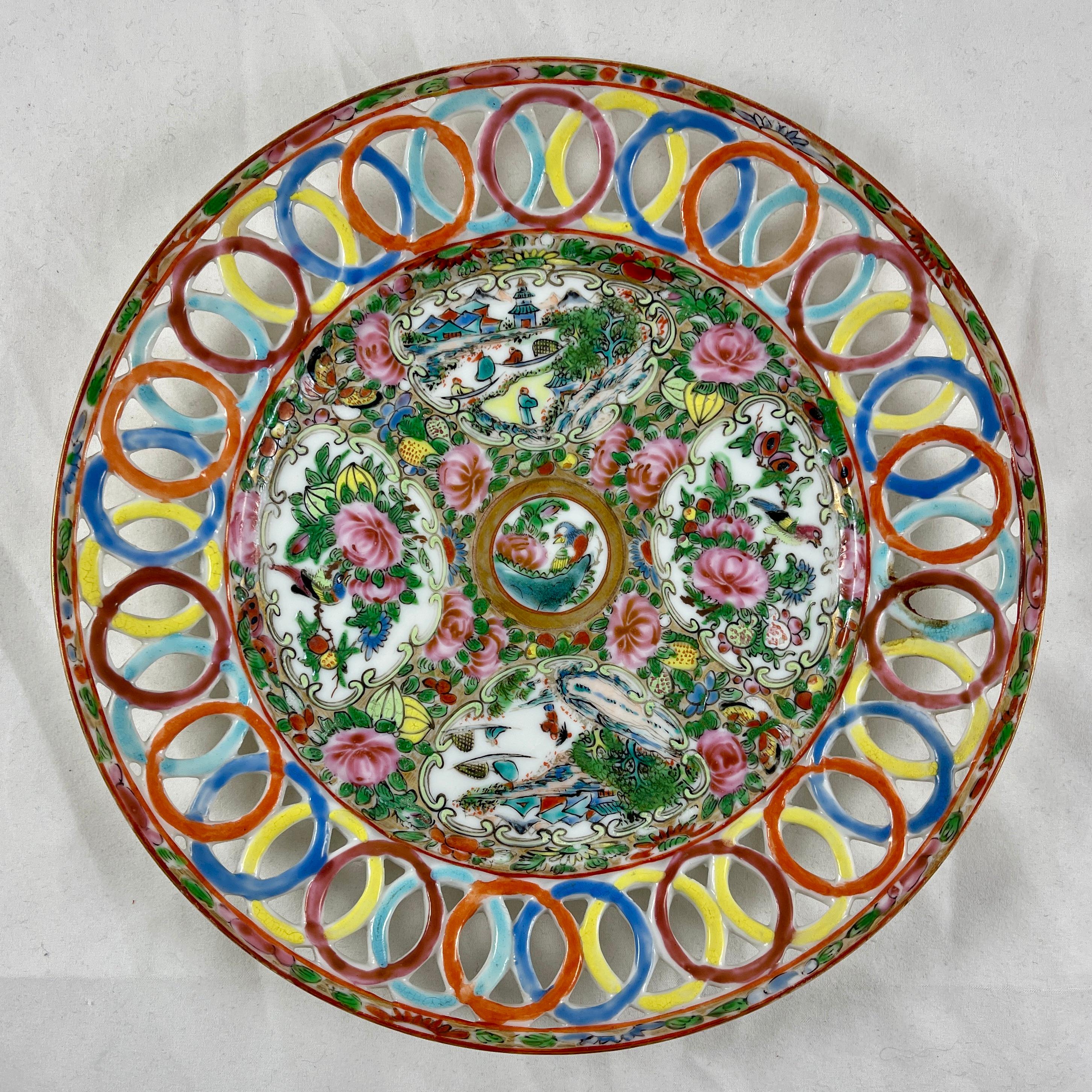 Chinois Assiette à bordure réticulée avec médaillon en forme de cercle percé, avec médaillon de la famille rose, exportée de Chine en vente