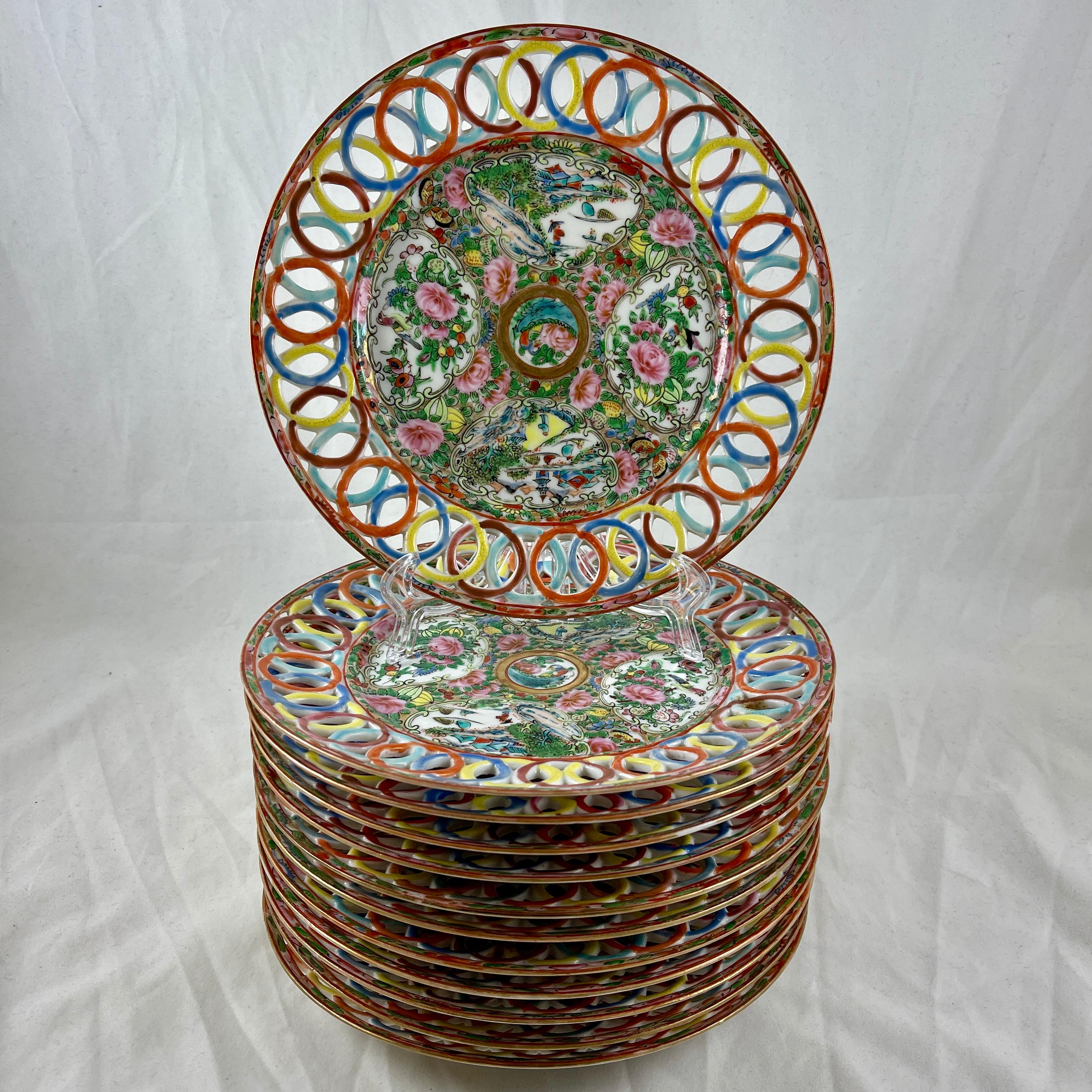 Porcelaine Assiette à bordure réticulée avec médaillon en forme de cercle percé, avec médaillon de la famille rose, exportée de Chine en vente