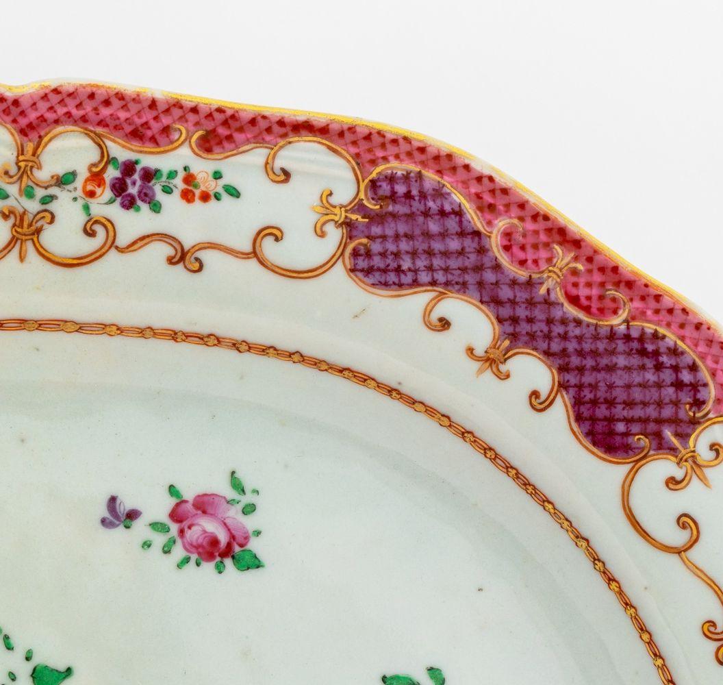 Coppia di piatti ovali in porcellana Famille Rose da esportazione cinese, periodo Qianlong, circa 1760, con motivi floreali dipinti a mano ed etichette sul lato inferiore. Diametro 9,25
