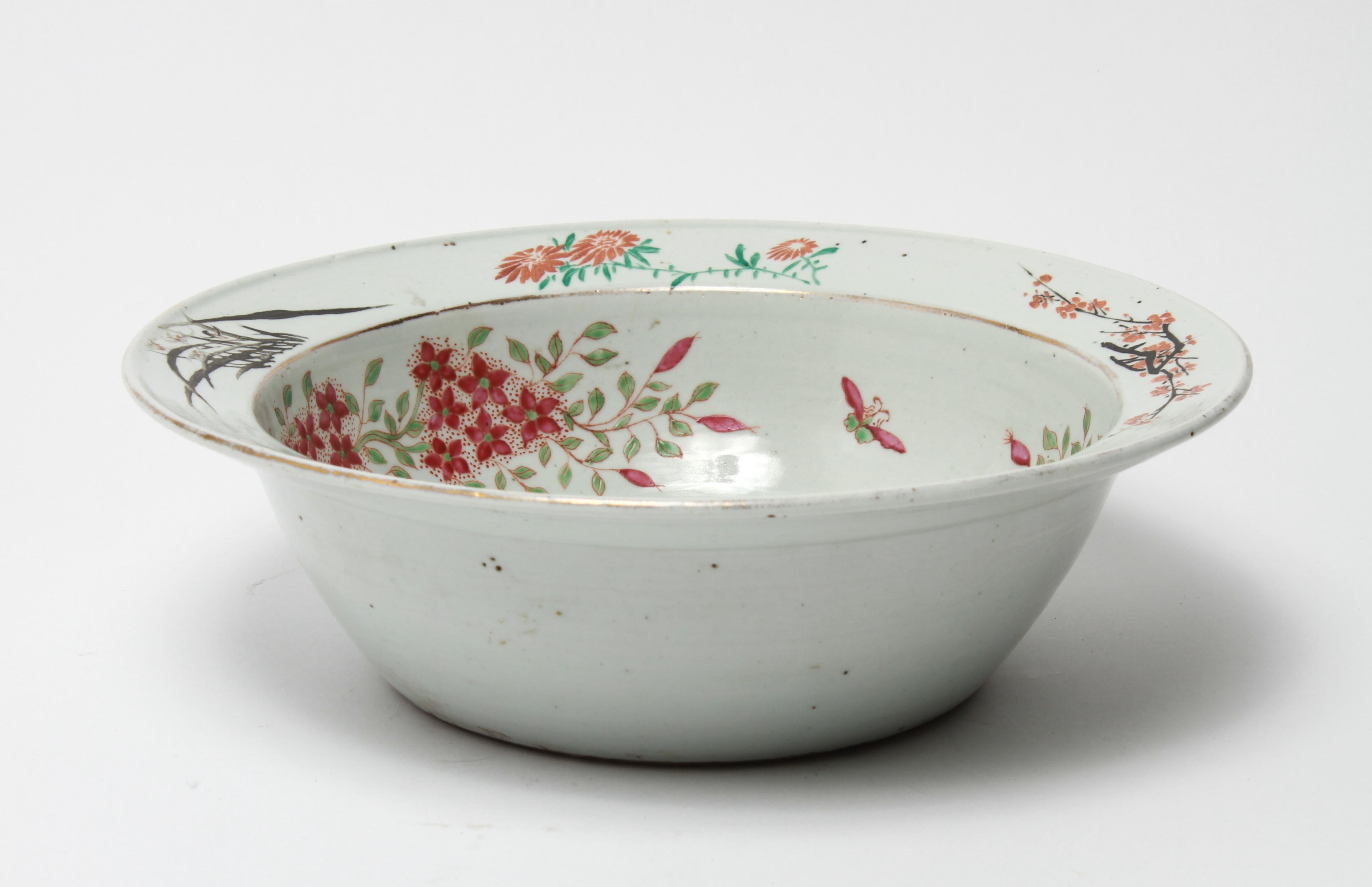 Chinese Export Famille Rose Porcelain Bowl or Basin with Floral Motif In Good Condition In New York, NY