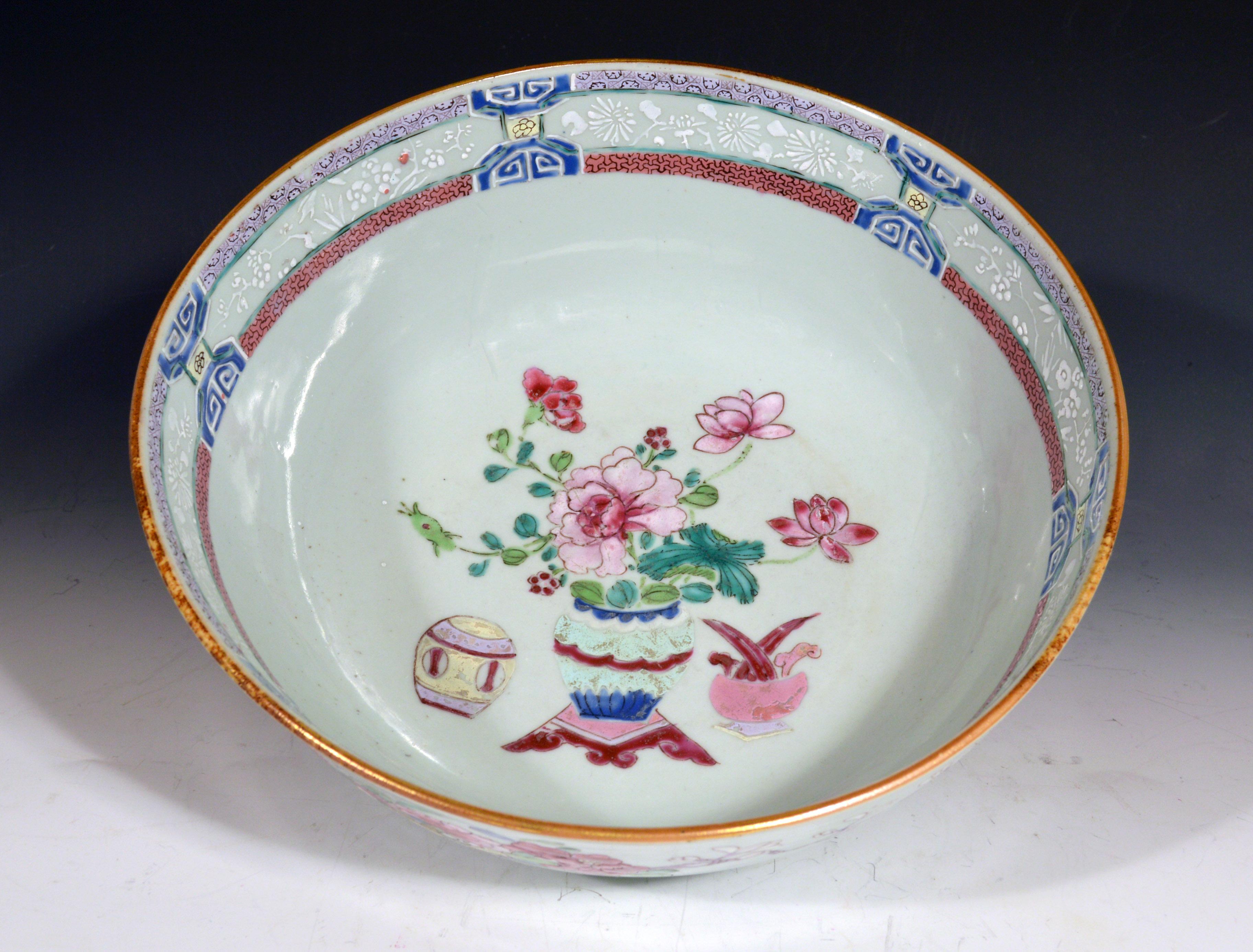 Bol en porcelaine d'exportation chinoise du 18e siècle avec meubles domestiques chinois Bon état - En vente à Downingtown, PA