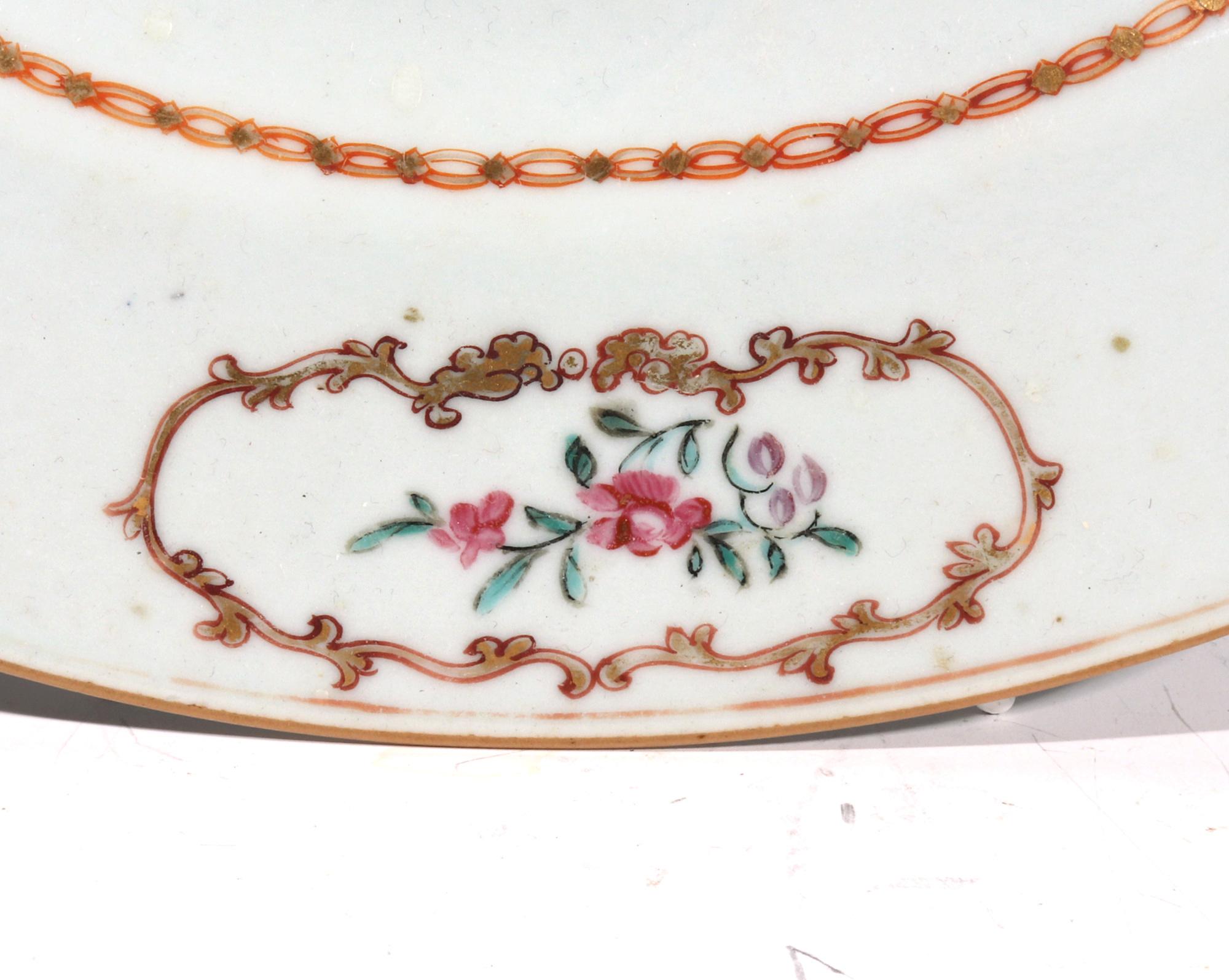 Fin du XVIIIe siècle Plat en porcelaine Famille Rose d'exportation chinoise avec panier de fleurs et papillon en vente