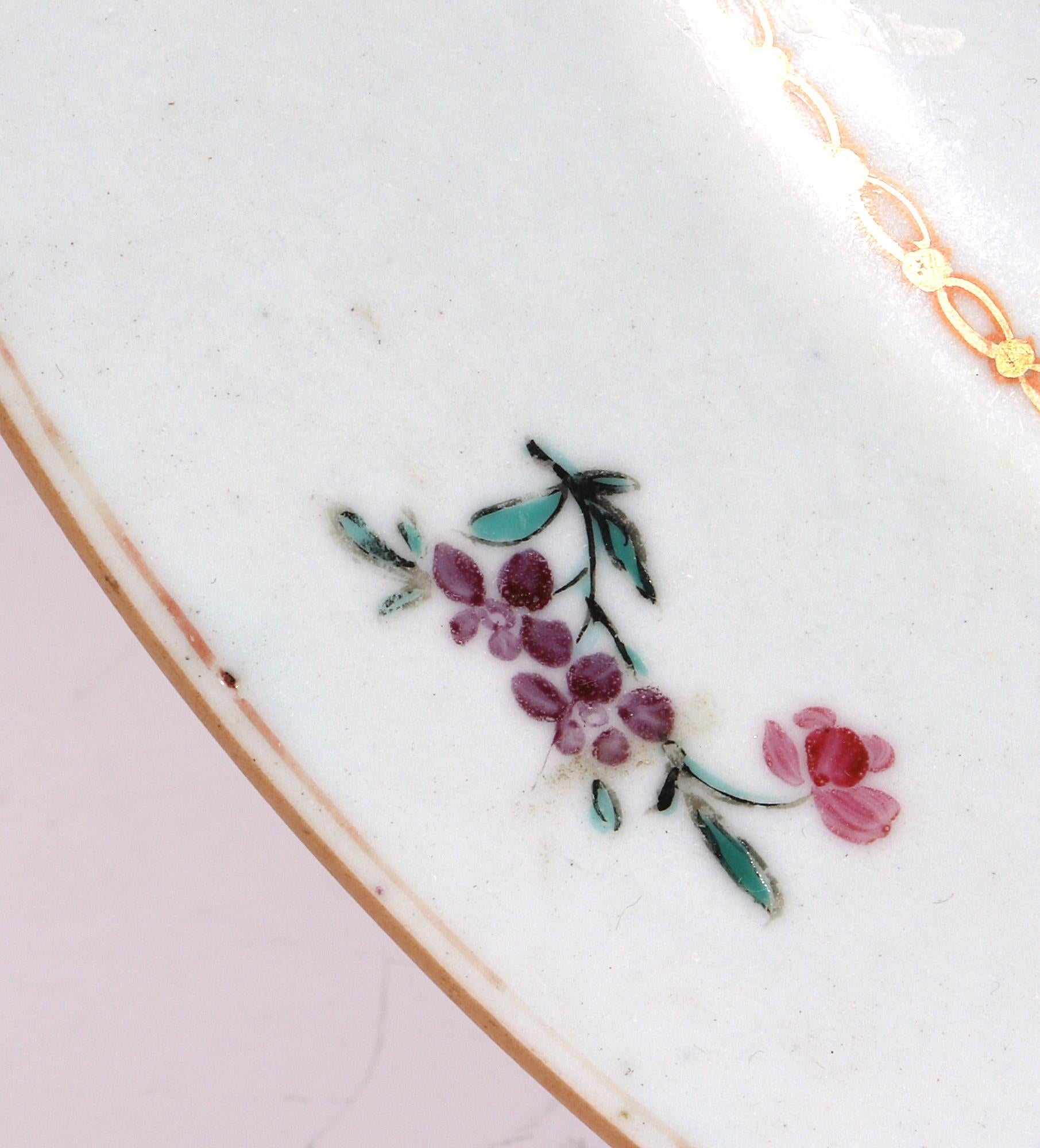 Porcelaine Plat en porcelaine Famille Rose d'exportation chinoise avec panier de fleurs et papillon en vente