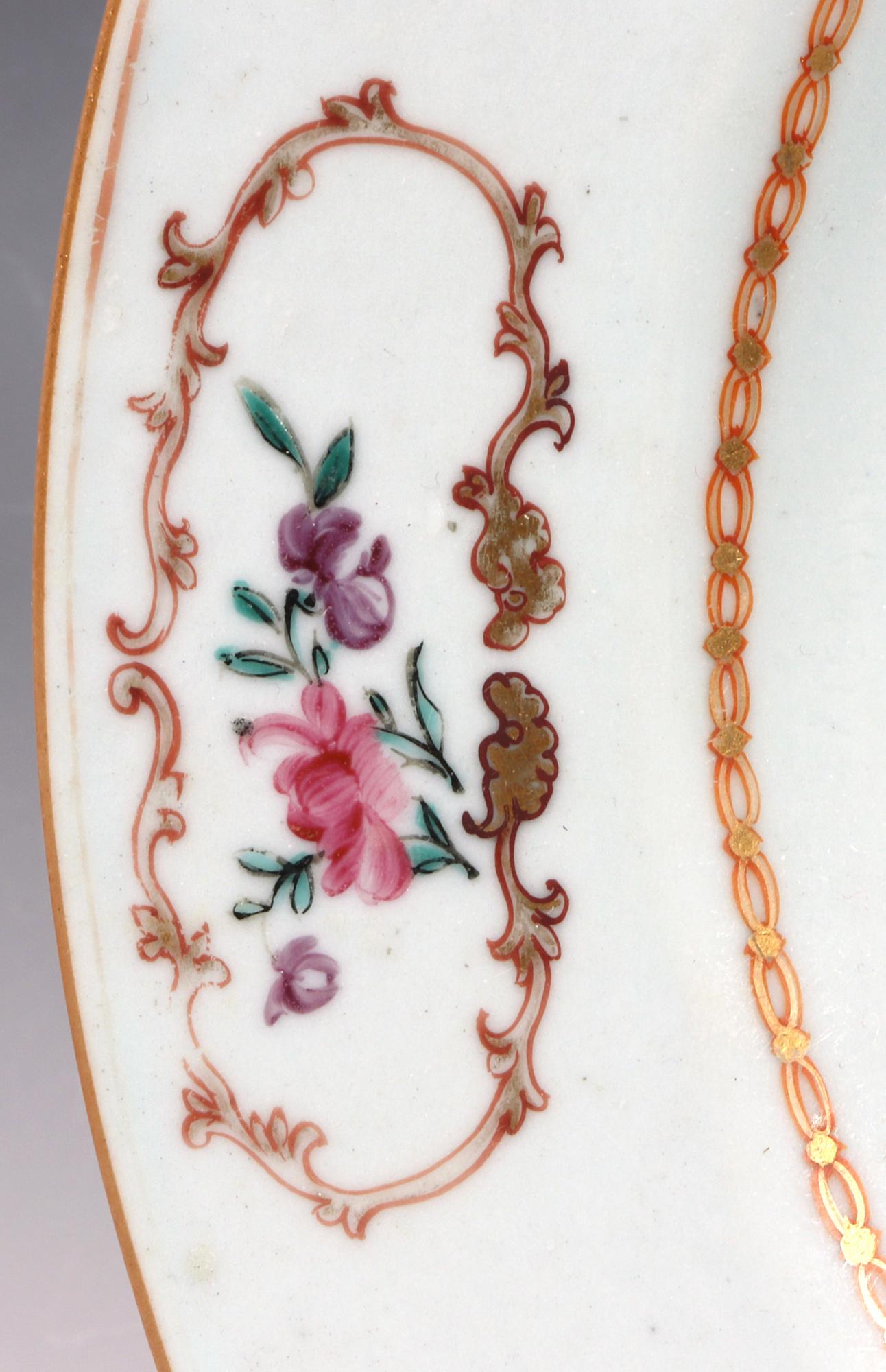Plat en porcelaine Famille Rose d'exportation chinoise avec panier de fleurs et papillon en vente 1
