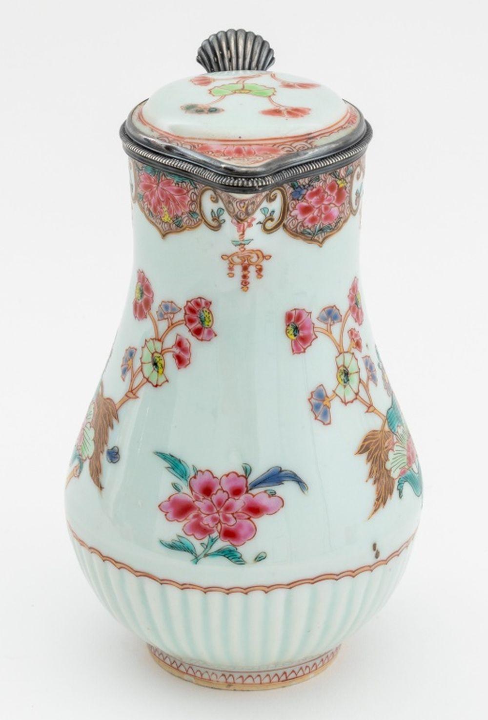 Chinese Export Famille Rose Porcelain Ewer In Good Condition For Sale In Astoria, NY
