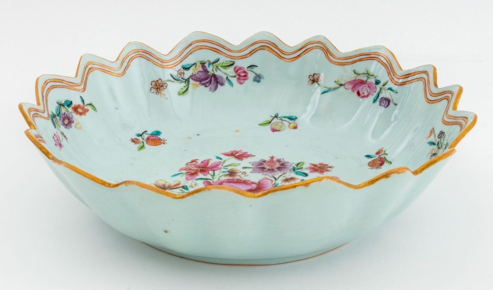 Exportation chinoise Chinese Export Famille Rose Porcelain Lobed Bowl en vente
