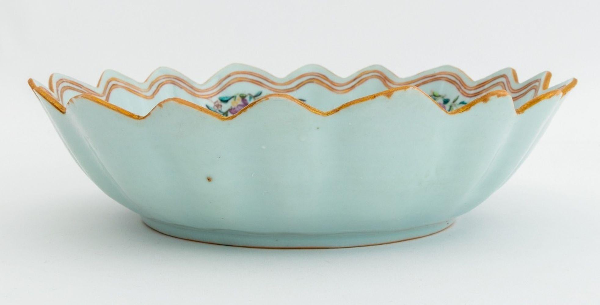 Chinese Export Famille Rose Porcelain Lobed Bowl Bon état - En vente à Astoria, NY