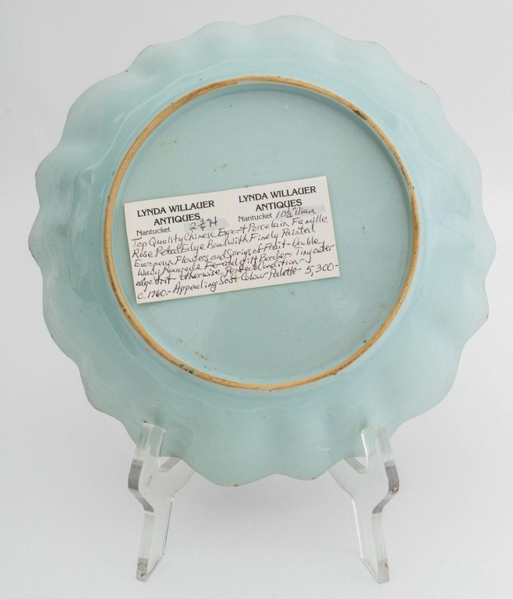 XVIIIe siècle Chinese Export Famille Rose Porcelain Lobed Bowl en vente