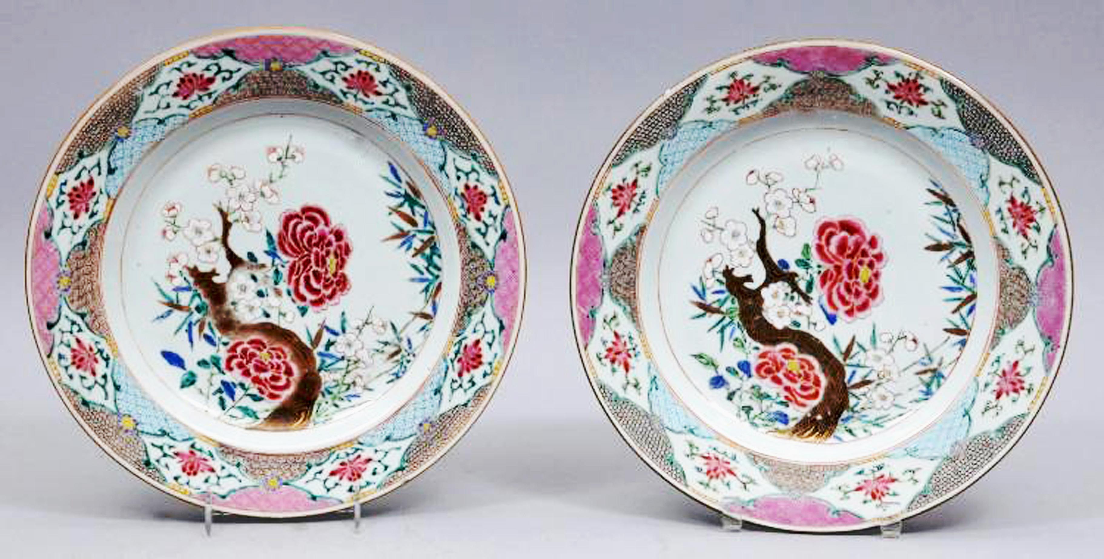 Exportation chinoise Grands plats en porcelaine d'exportation chinoise de la famille rose, vers 1765-1775 en vente