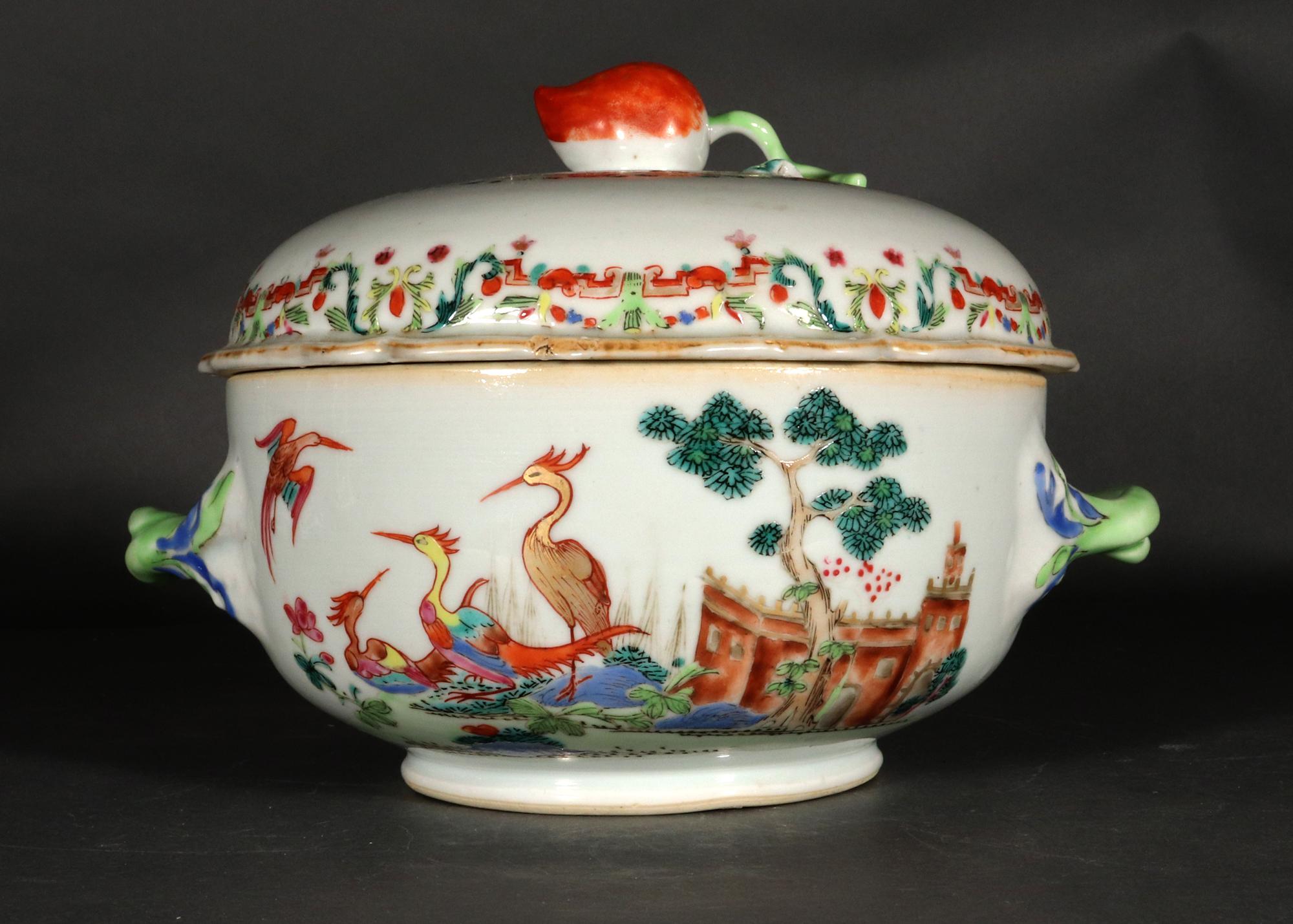 Exportation chinoise Soupière et couvercle de style Meissen en porcelaine d'exportation chinoise de la famille rose en vente