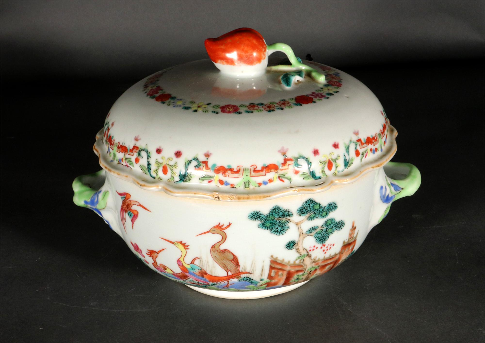 Milieu du XVIIIe siècle Soupière et couvercle de style Meissen en porcelaine d'exportation chinoise de la famille rose en vente